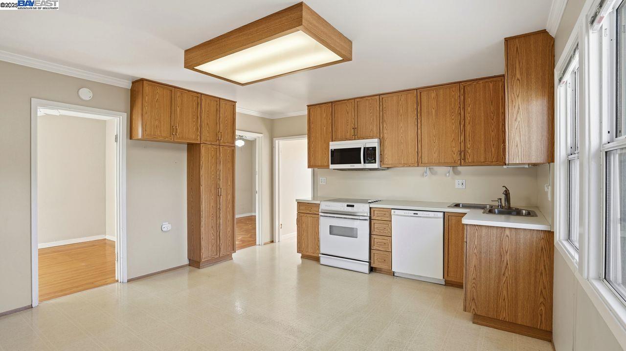 Detail Gallery Image 12 of 40 For 22825 Watkins St, Hayward,  CA 94541 - 3 Beds | 1 Baths