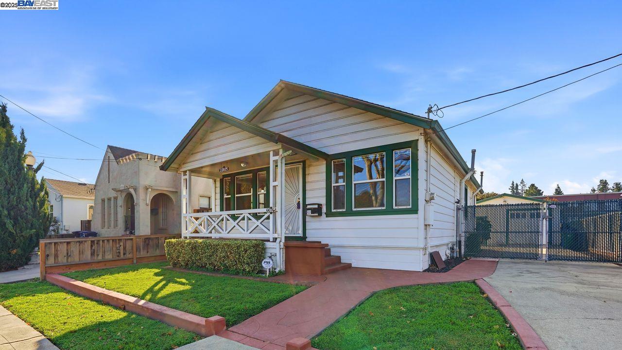 Detail Gallery Image 4 of 40 For 22825 Watkins St, Hayward,  CA 94541 - 3 Beds | 1 Baths