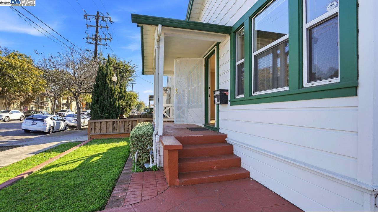 Detail Gallery Image 5 of 40 For 22825 Watkins St, Hayward,  CA 94541 - 3 Beds | 1 Baths