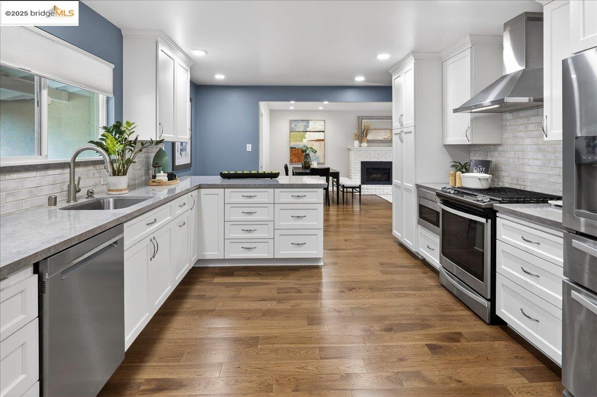 Detail Gallery Image 3 of 39 For 17957 Rockhurst Rd, Castro Valley,  CA 94546 - 3 Beds | 2 Baths