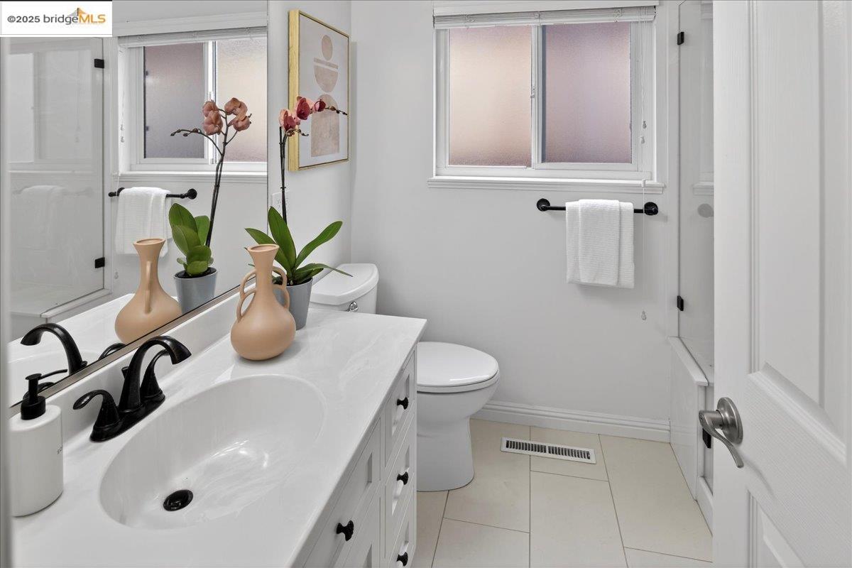 Detail Gallery Image 30 of 39 For 17957 Rockhurst Rd, Castro Valley,  CA 94546 - 3 Beds | 2 Baths