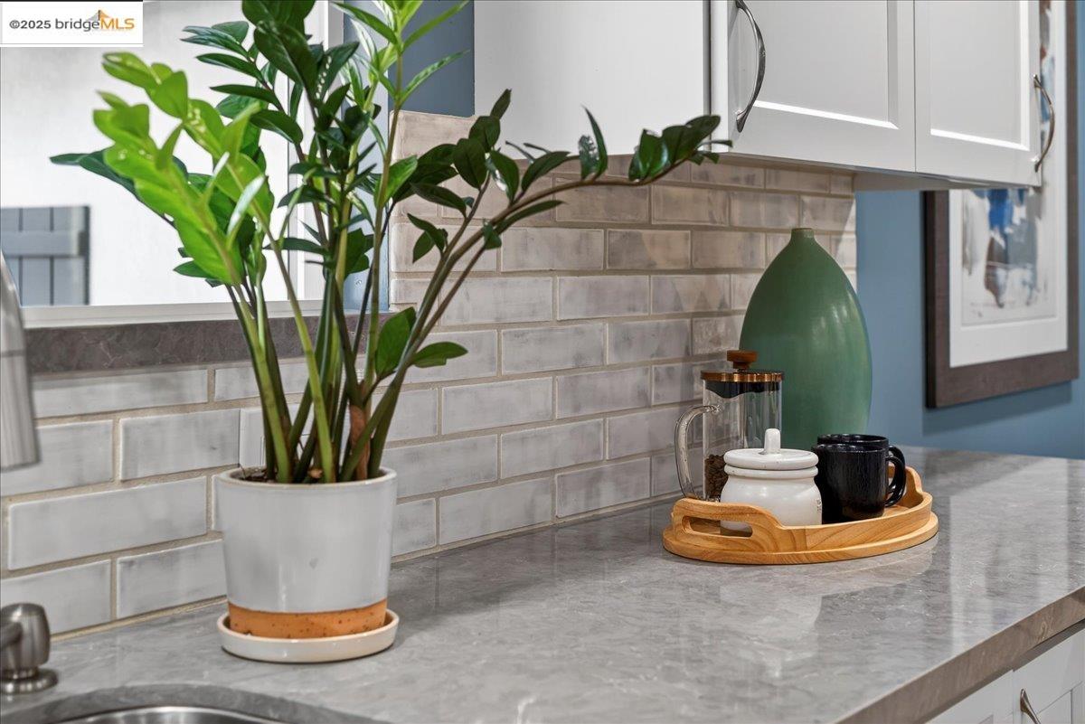 Detail Gallery Image 4 of 39 For 17957 Rockhurst Rd, Castro Valley,  CA 94546 - 3 Beds | 2 Baths