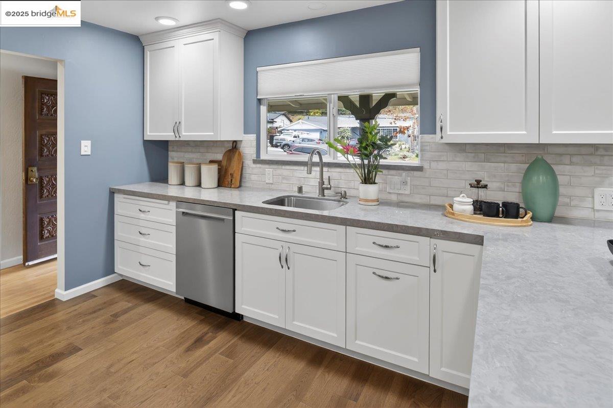 Detail Gallery Image 8 of 39 For 17957 Rockhurst Rd, Castro Valley,  CA 94546 - 3 Beds | 2 Baths