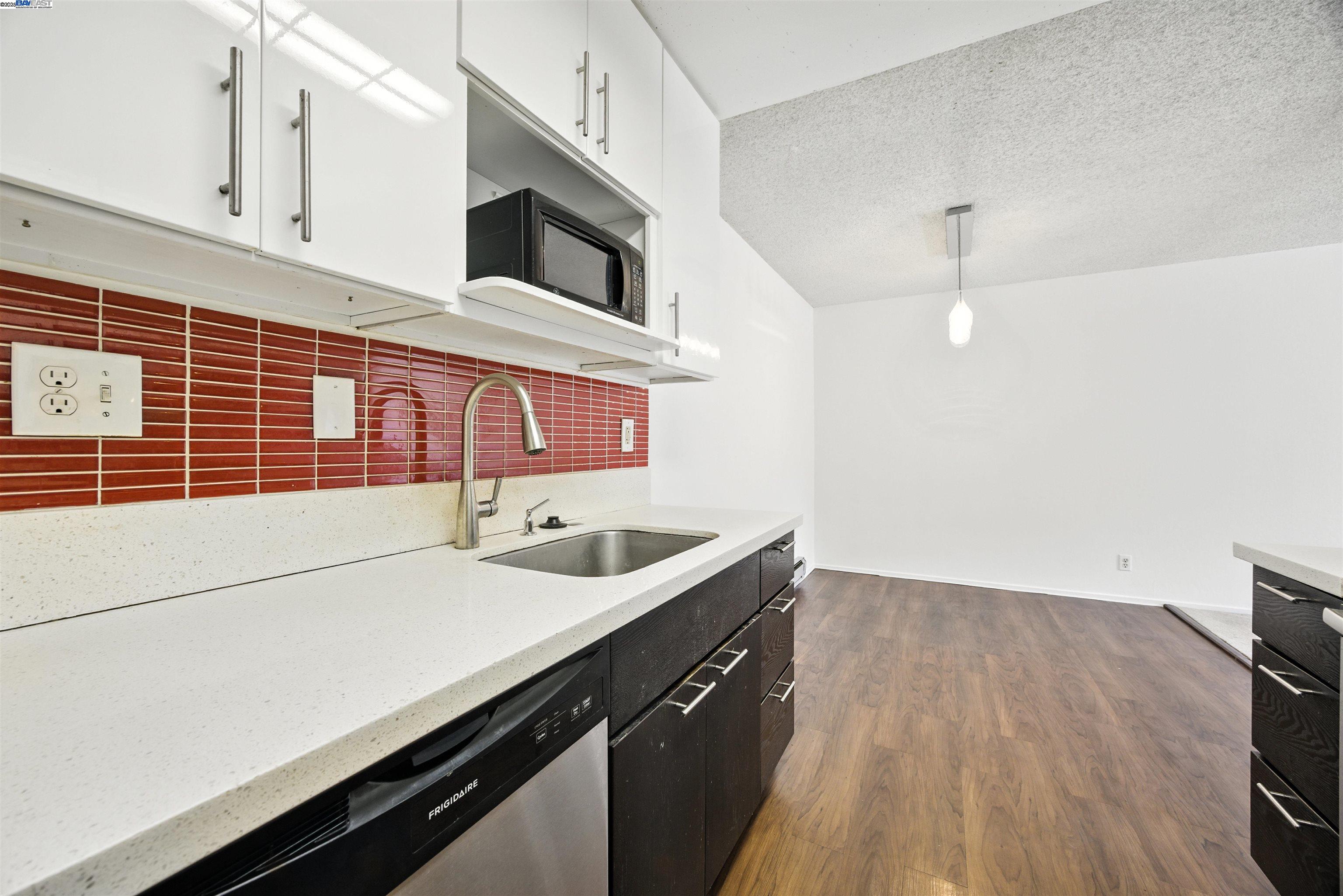 Detail Gallery Image 2 of 23 For 1321 Webster St #D303,  Alameda,  CA 94501 - 2 Beds | 2 Baths