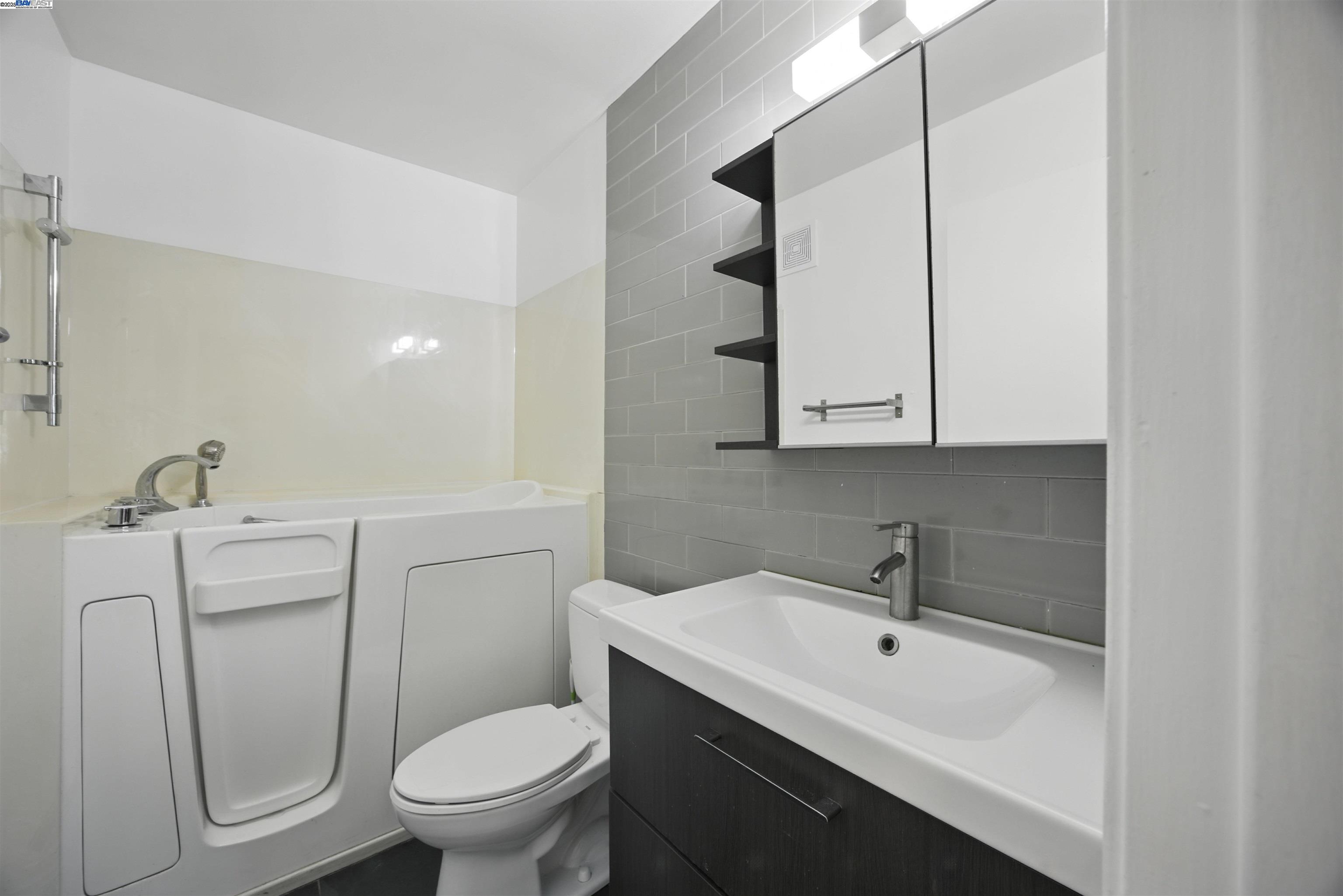 Detail Gallery Image 12 of 23 For 1321 Webster St #D303,  Alameda,  CA 94501 - 2 Beds | 2 Baths