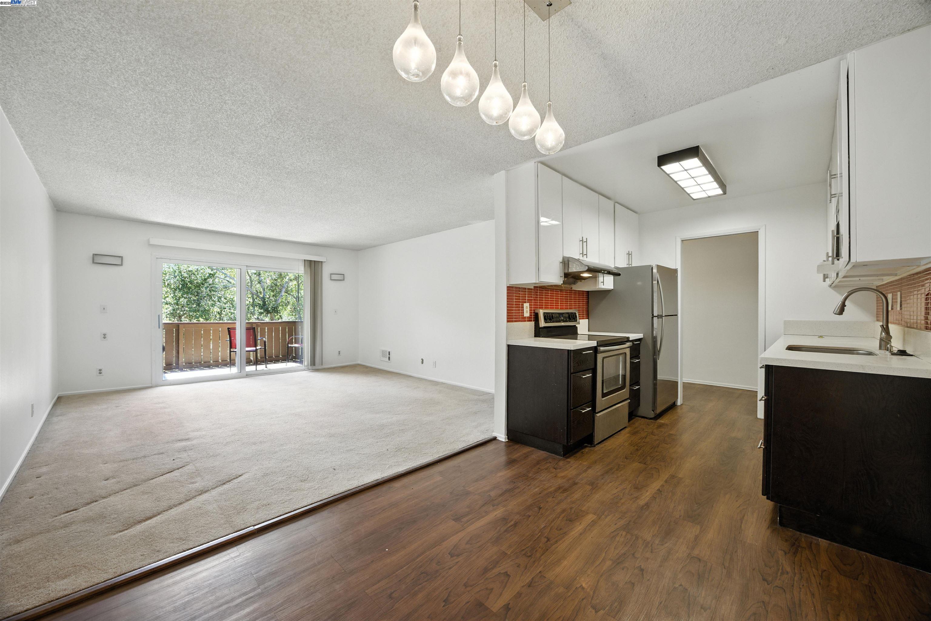 Detail Gallery Image 4 of 23 For 1321 Webster St #D303,  Alameda,  CA 94501 - 2 Beds | 2 Baths