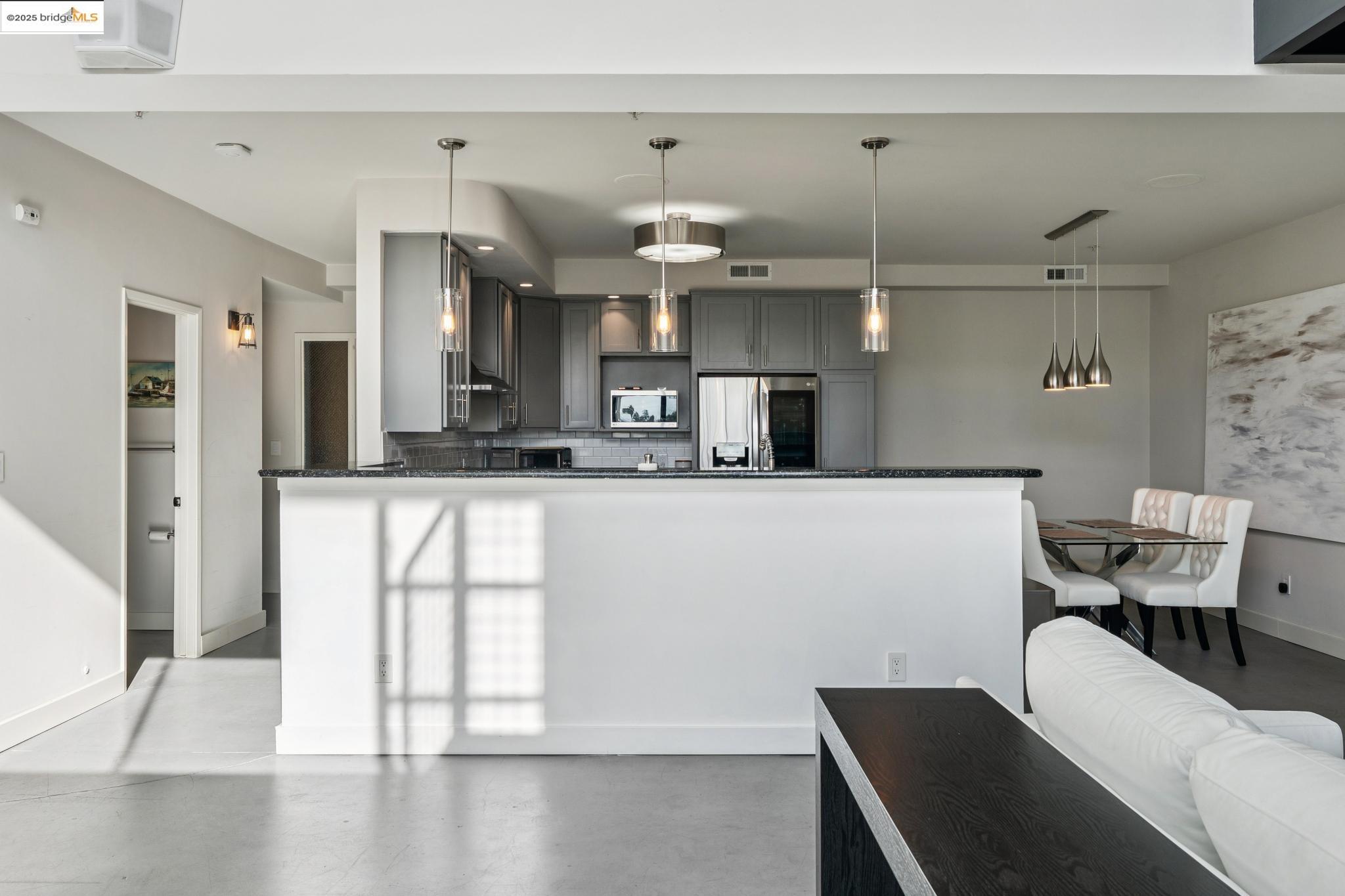 Detail Gallery Image 11 of 59 For 850 W Grand Ave #17,  Oakland,  CA 94607 - 1 Beds | 2 Baths