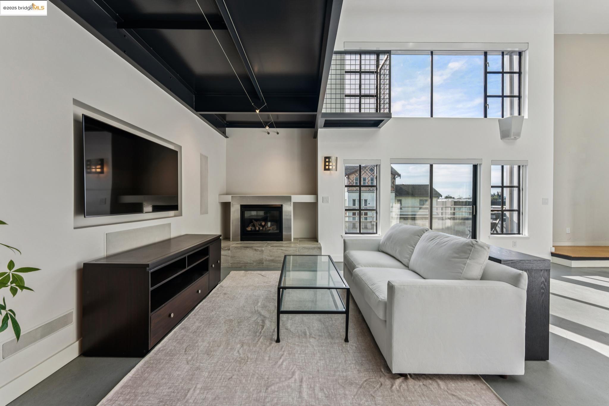 Detail Gallery Image 13 of 59 For 850 W Grand Ave #17,  Oakland,  CA 94607 - 1 Beds | 2 Baths