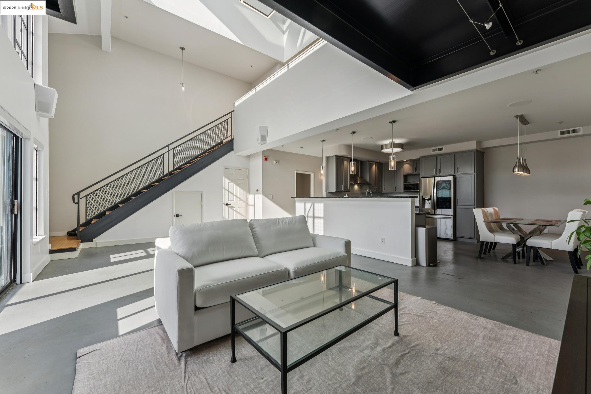 Detail Gallery Image 14 of 59 For 850 W Grand Ave #17,  Oakland,  CA 94607 - 1 Beds | 2 Baths