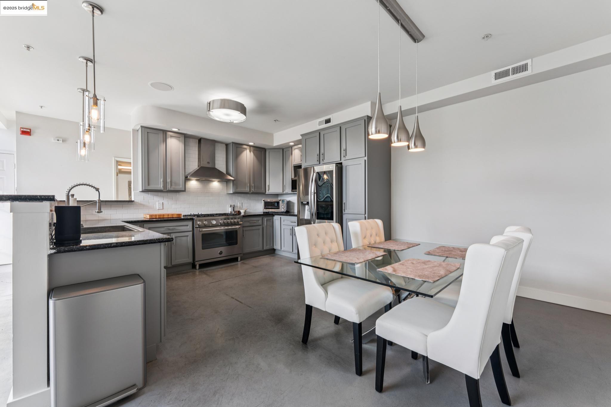 Detail Gallery Image 15 of 59 For 850 W Grand Ave #17,  Oakland,  CA 94607 - 1 Beds | 2 Baths