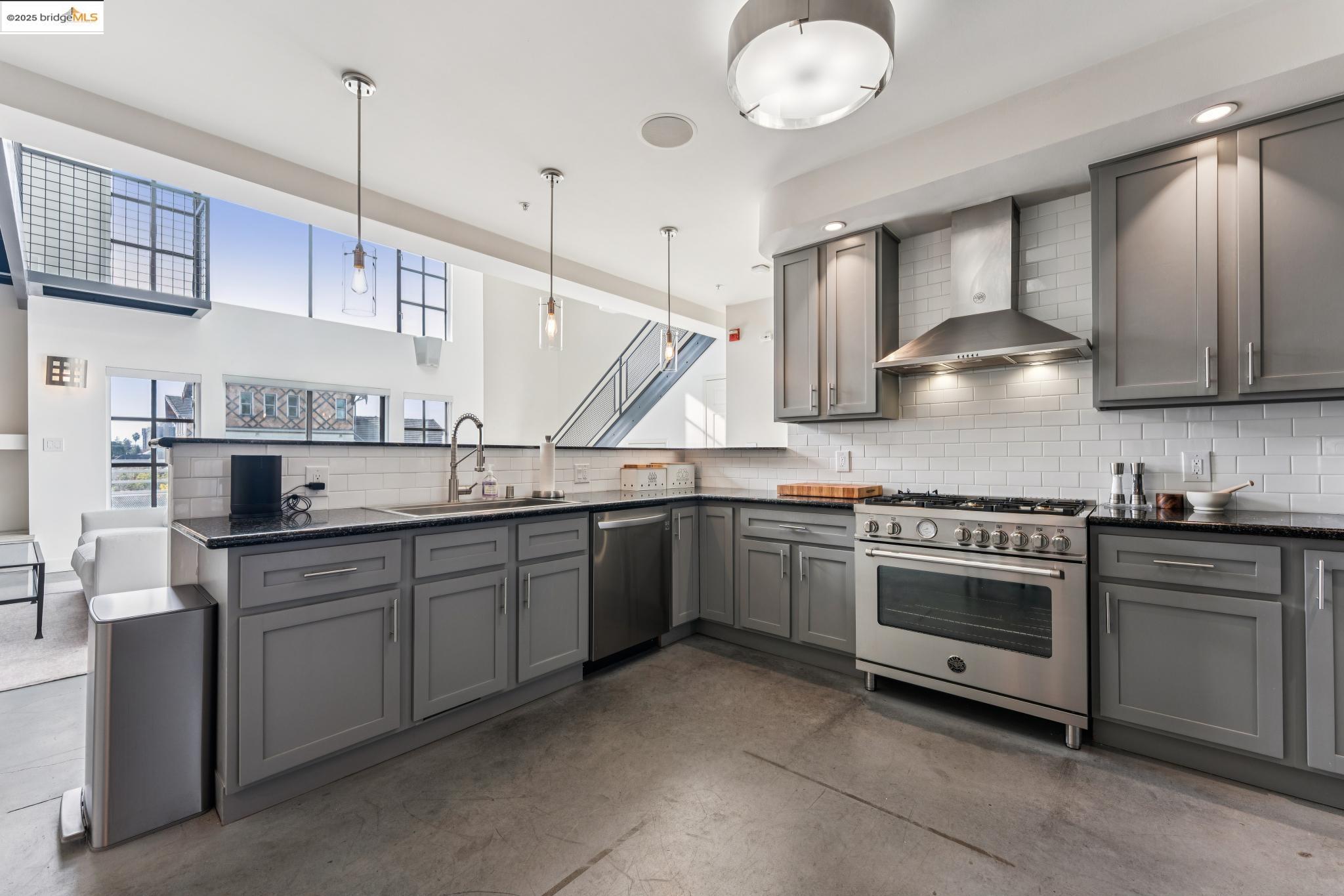 Detail Gallery Image 17 of 59 For 850 W Grand Ave #17,  Oakland,  CA 94607 - 1 Beds | 2 Baths