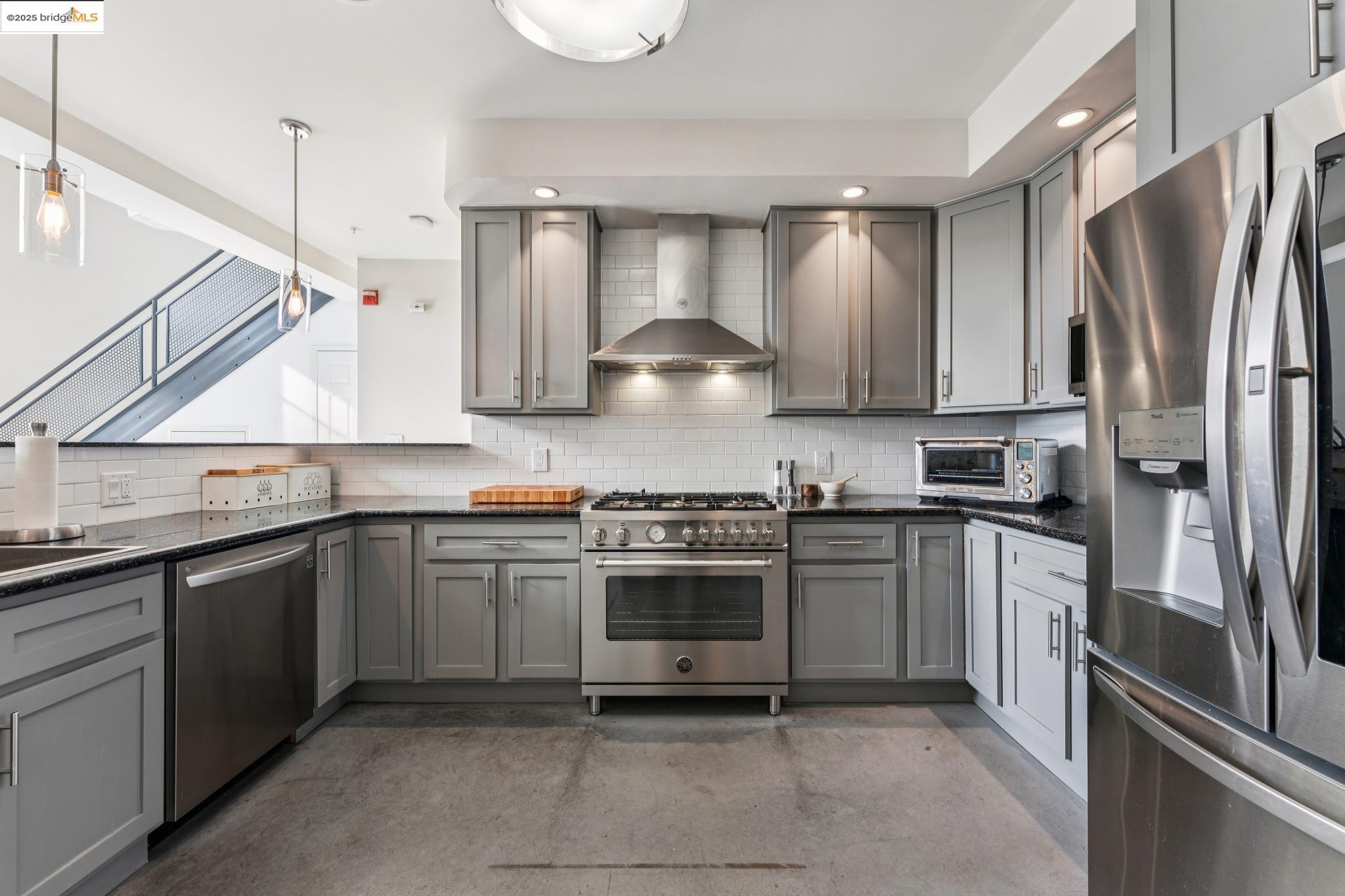 Detail Gallery Image 18 of 59 For 850 W Grand Ave #17,  Oakland,  CA 94607 - 1 Beds | 2 Baths