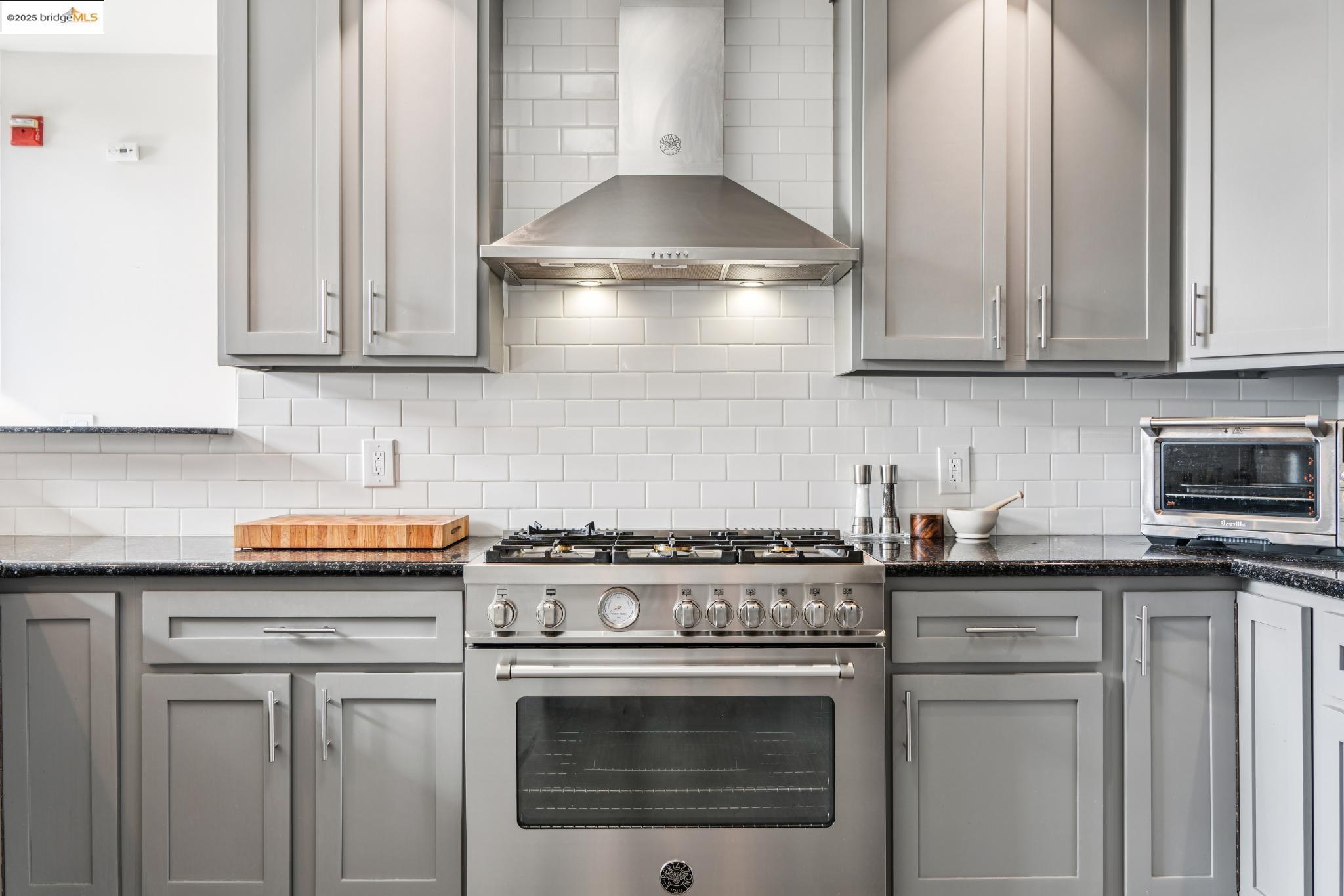 Detail Gallery Image 19 of 59 For 850 W Grand Ave #17,  Oakland,  CA 94607 - 1 Beds | 2 Baths