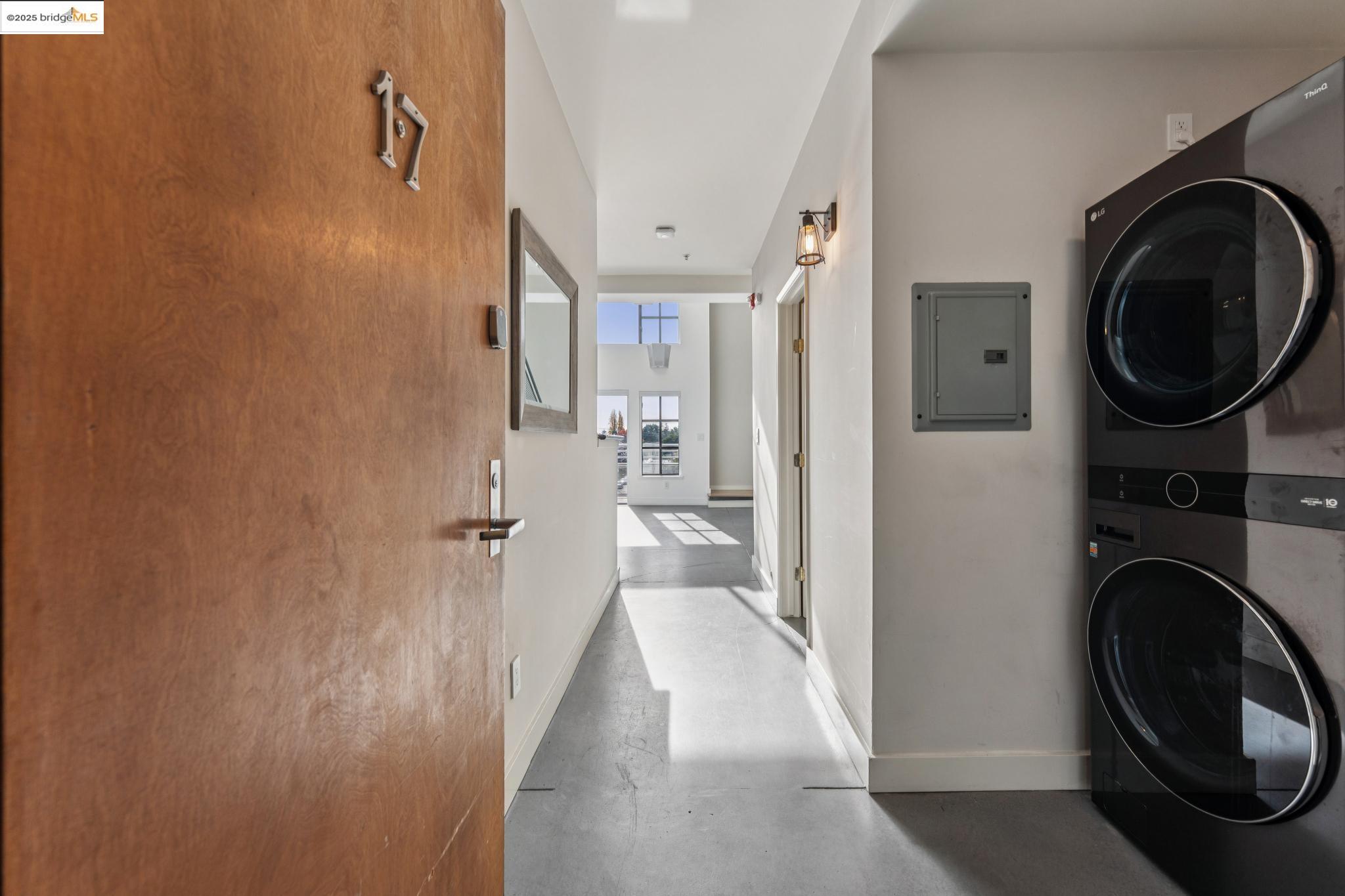 Detail Gallery Image 3 of 59 For 850 W Grand Ave #17,  Oakland,  CA 94607 - 1 Beds | 2 Baths