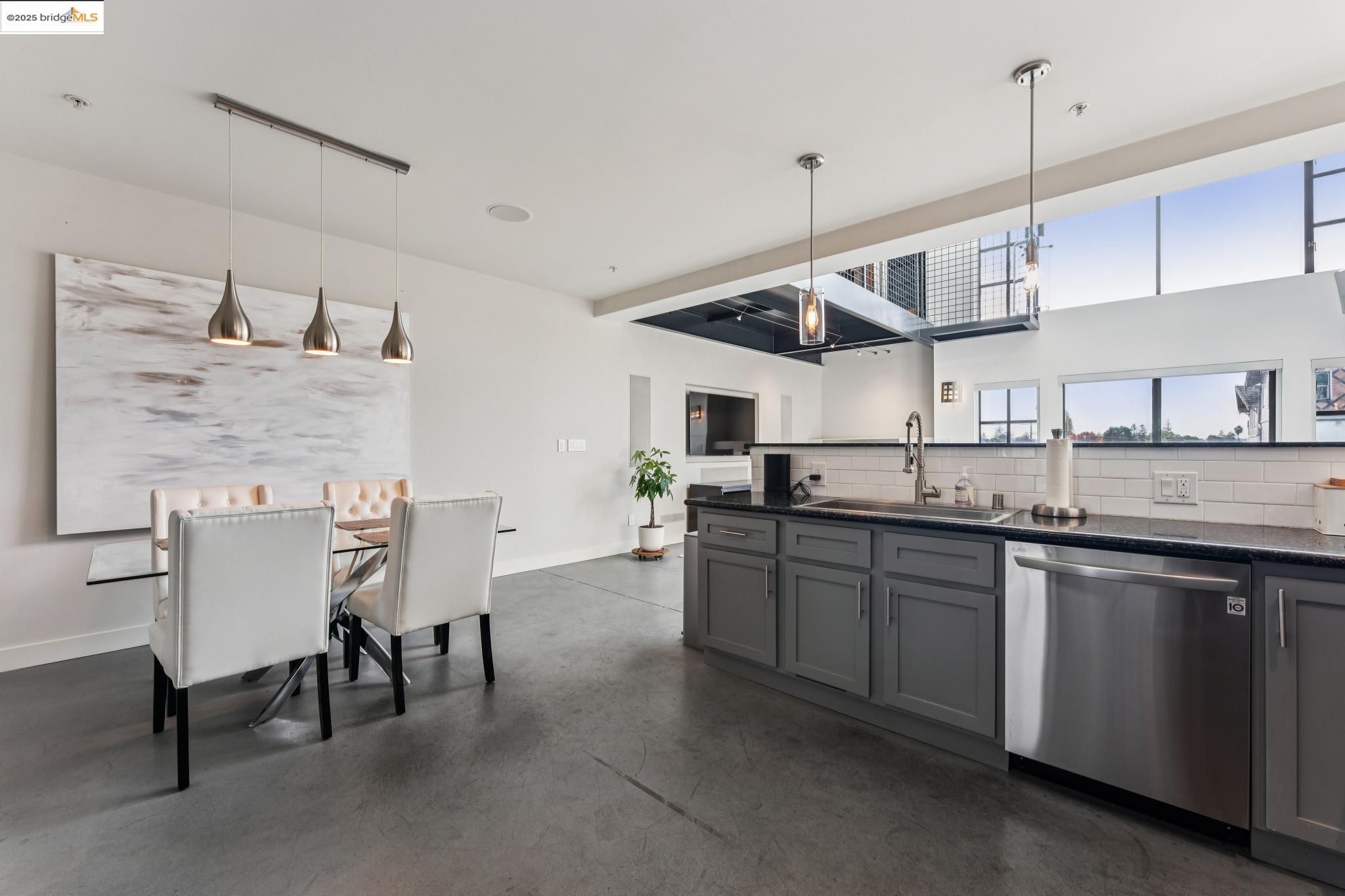 Detail Gallery Image 21 of 59 For 850 W Grand Ave #17,  Oakland,  CA 94607 - 1 Beds | 2 Baths
