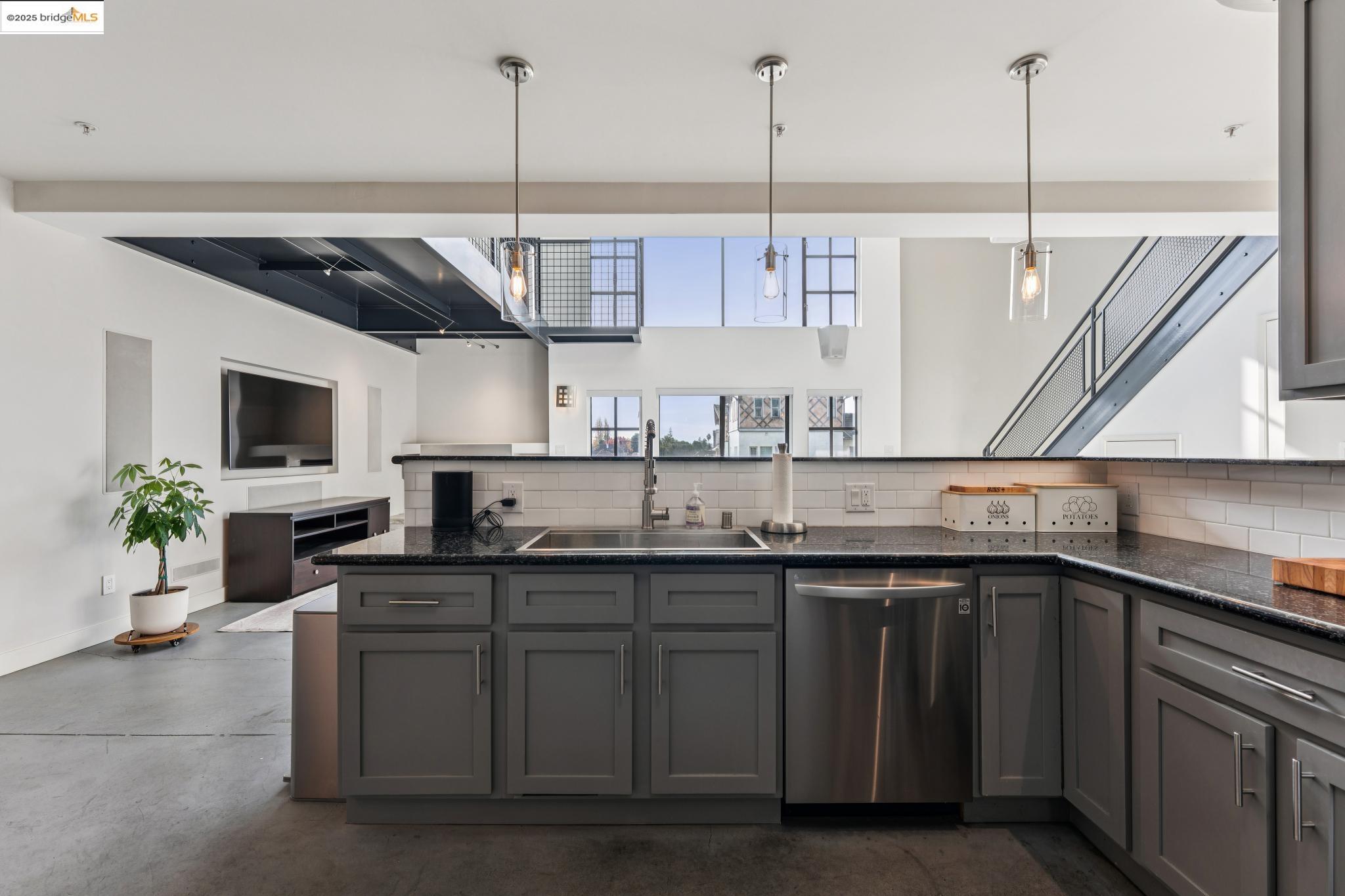 Detail Gallery Image 22 of 59 For 850 W Grand Ave #17,  Oakland,  CA 94607 - 1 Beds | 2 Baths