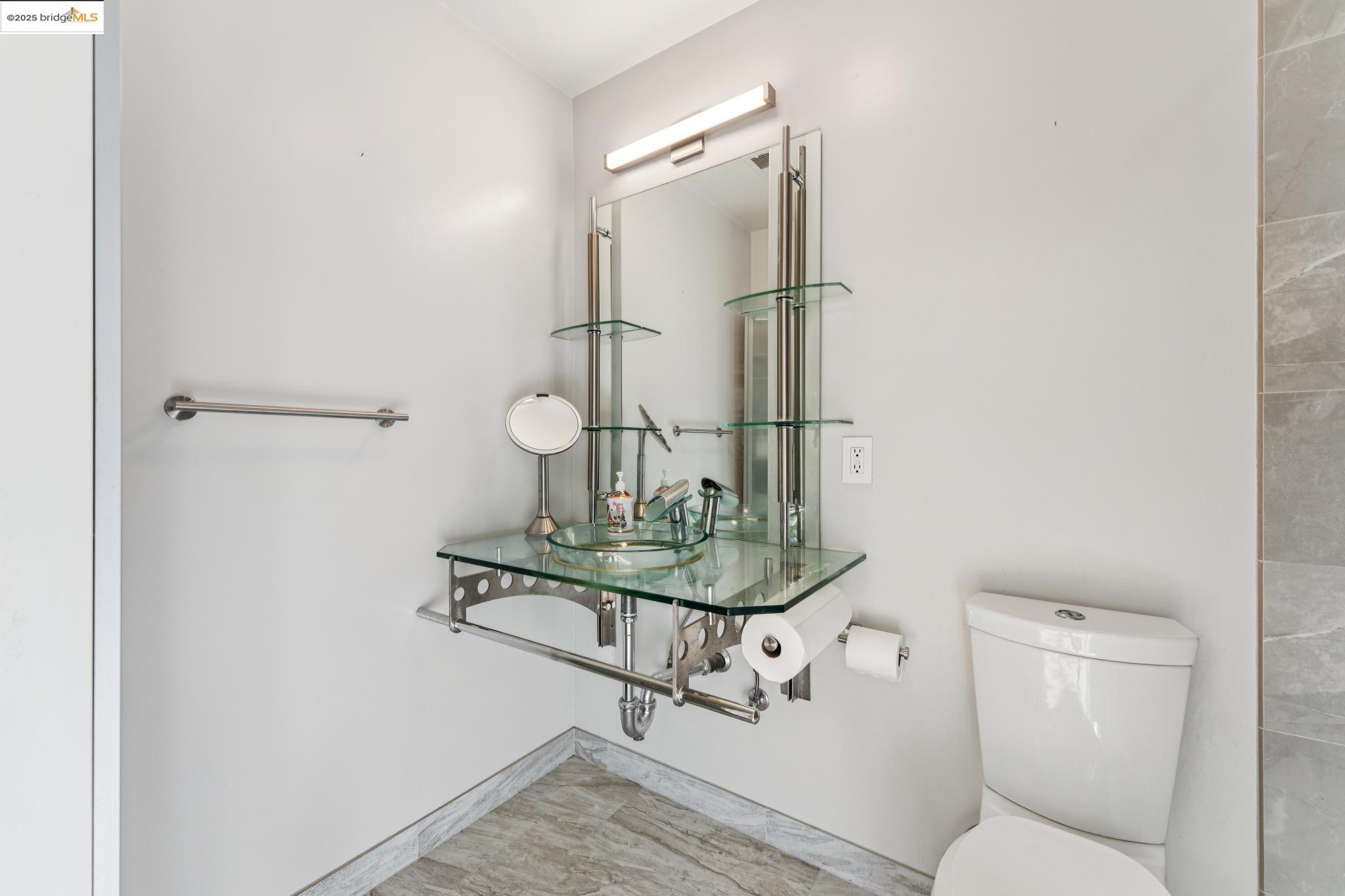 Detail Gallery Image 28 of 59 For 850 W Grand Ave #17,  Oakland,  CA 94607 - 1 Beds | 2 Baths