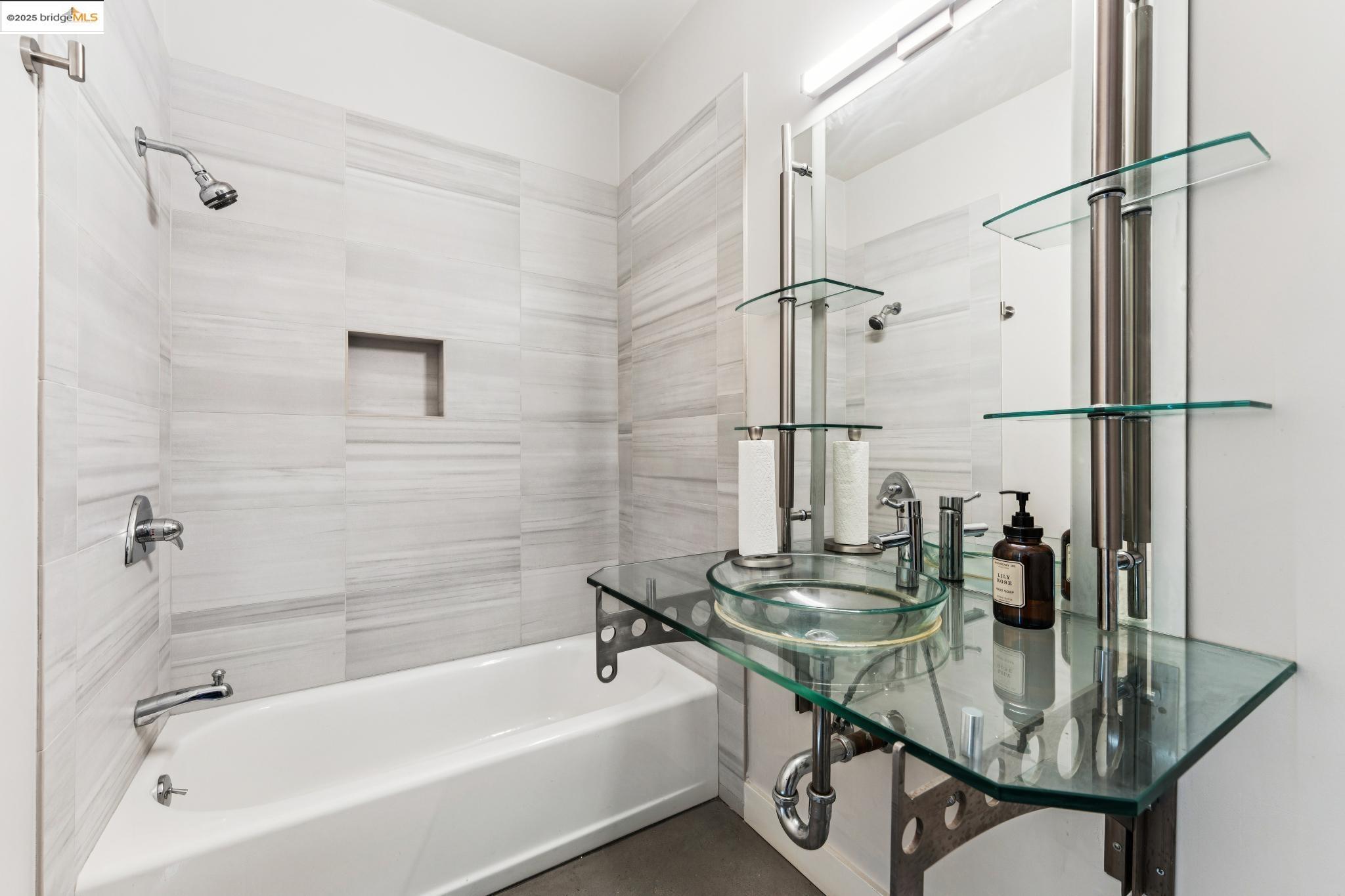 Detail Gallery Image 29 of 59 For 850 W Grand Ave #17,  Oakland,  CA 94607 - 1 Beds | 2 Baths