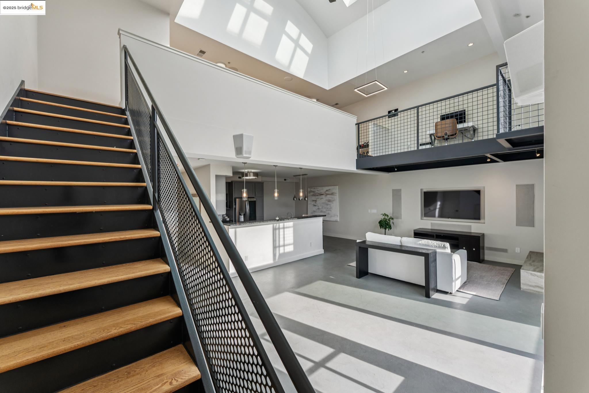 Detail Gallery Image 30 of 59 For 850 W Grand Ave #17,  Oakland,  CA 94607 - 1 Beds | 2 Baths