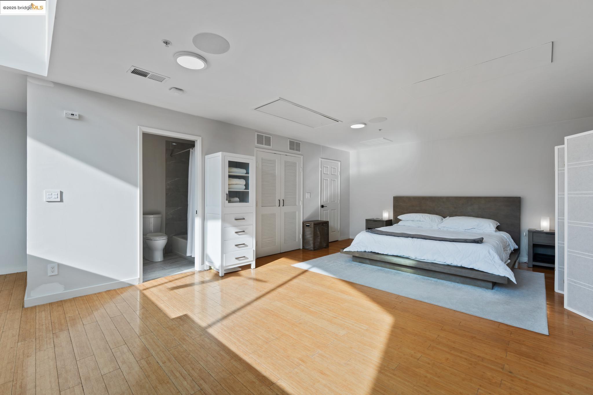 Detail Gallery Image 34 of 59 For 850 W Grand Ave #17,  Oakland,  CA 94607 - 1 Beds | 2 Baths