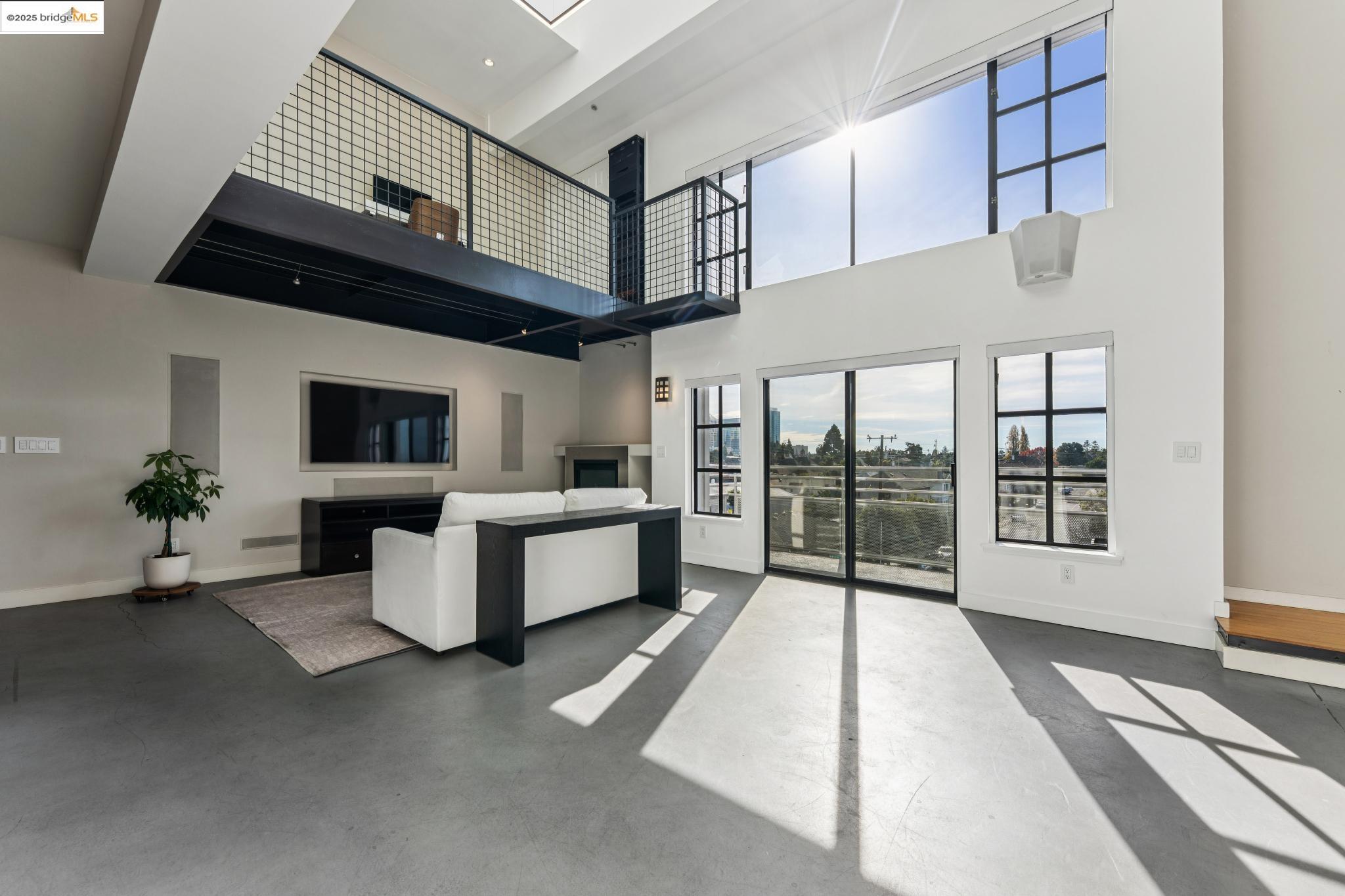 Detail Gallery Image 5 of 59 For 850 W Grand Ave #17,  Oakland,  CA 94607 - 1 Beds | 2 Baths