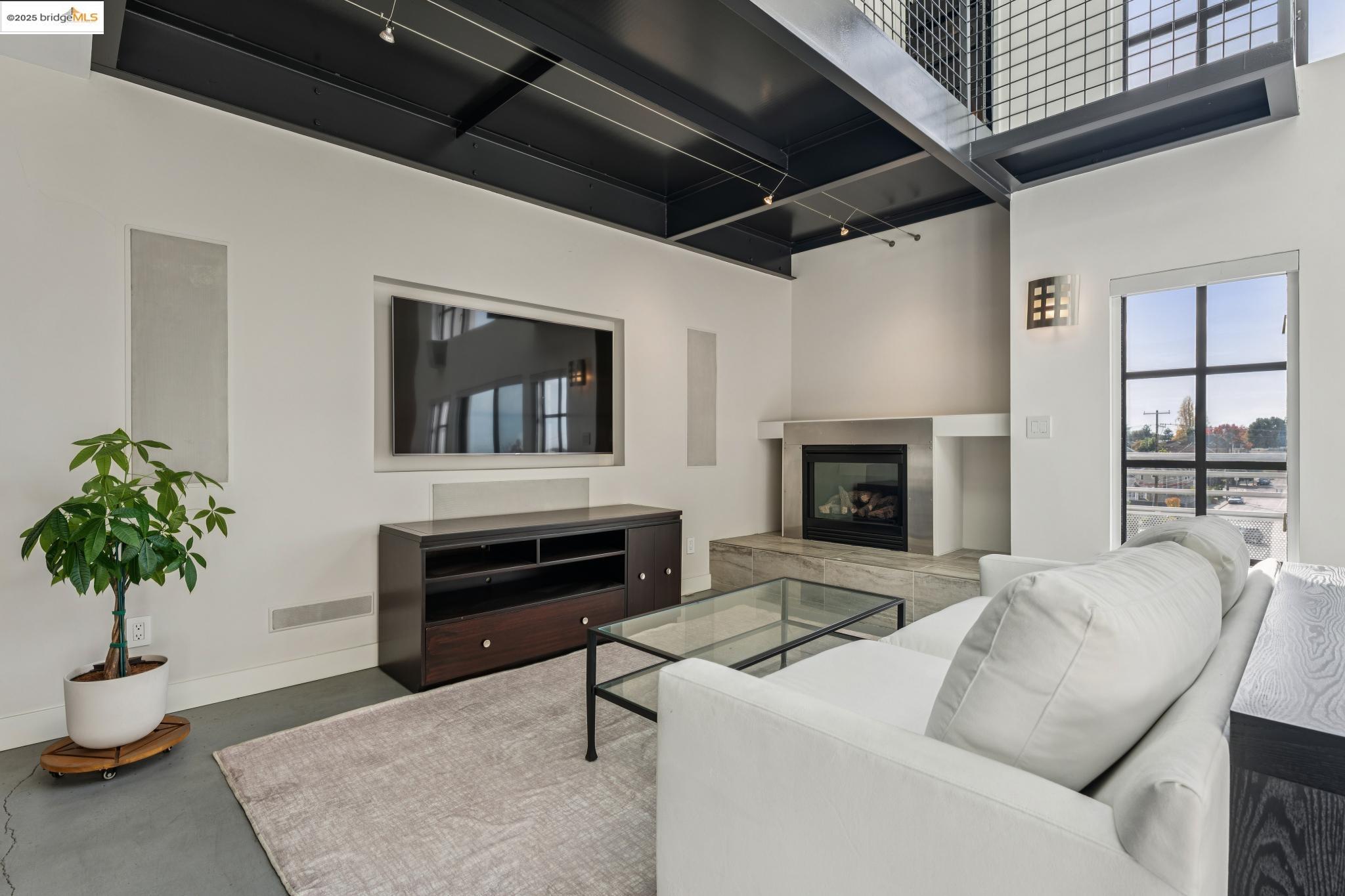 Detail Gallery Image 6 of 59 For 850 W Grand Ave #17,  Oakland,  CA 94607 - 1 Beds | 2 Baths