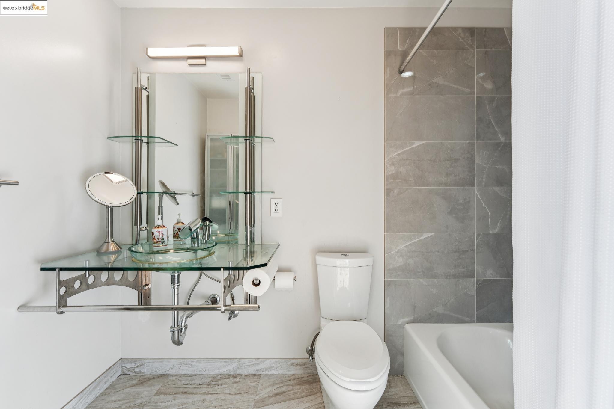 Detail Gallery Image 51 of 59 For 850 W Grand Ave #17,  Oakland,  CA 94607 - 1 Beds | 2 Baths