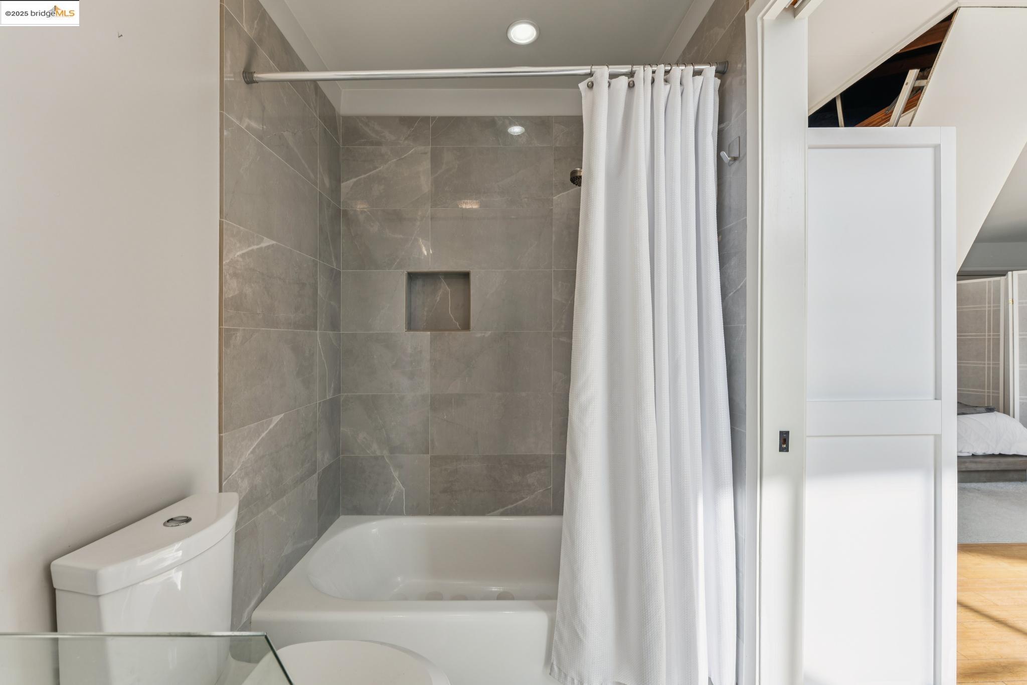 Detail Gallery Image 52 of 59 For 850 W Grand Ave #17,  Oakland,  CA 94607 - 1 Beds | 2 Baths