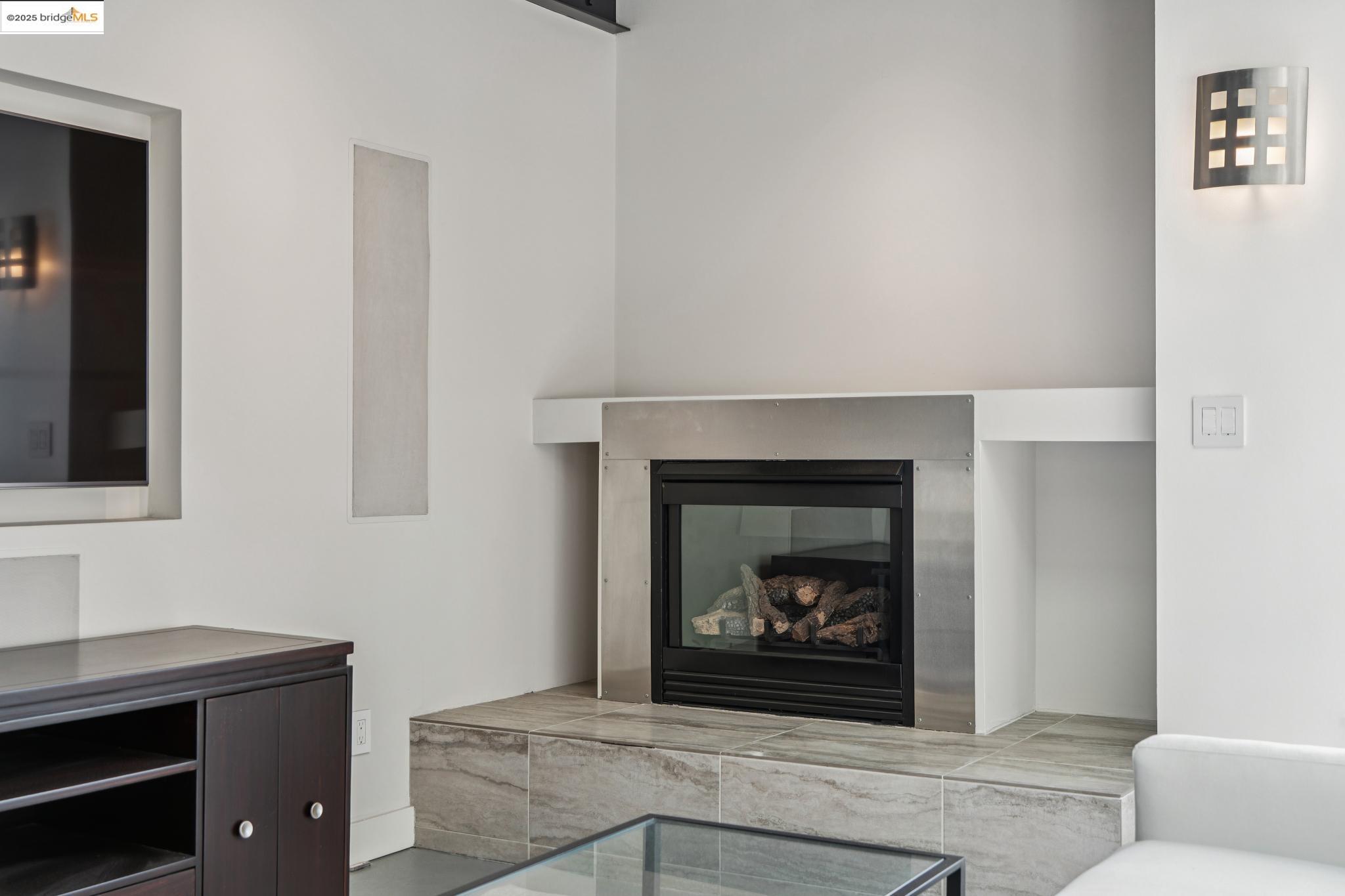 Detail Gallery Image 7 of 59 For 850 W Grand Ave #17,  Oakland,  CA 94607 - 1 Beds | 2 Baths