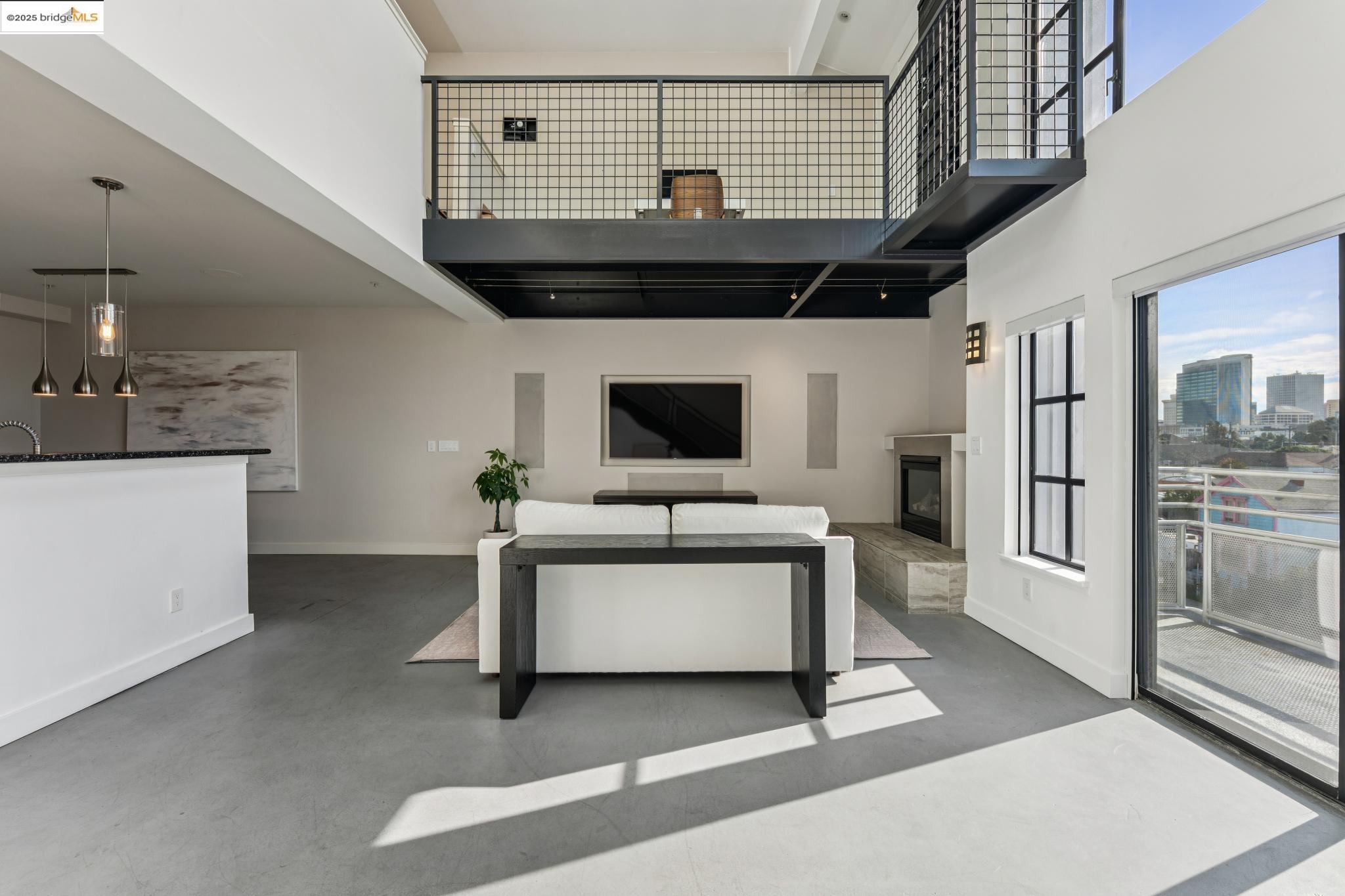 Detail Gallery Image 8 of 59 For 850 W Grand Ave #17,  Oakland,  CA 94607 - 1 Beds | 2 Baths