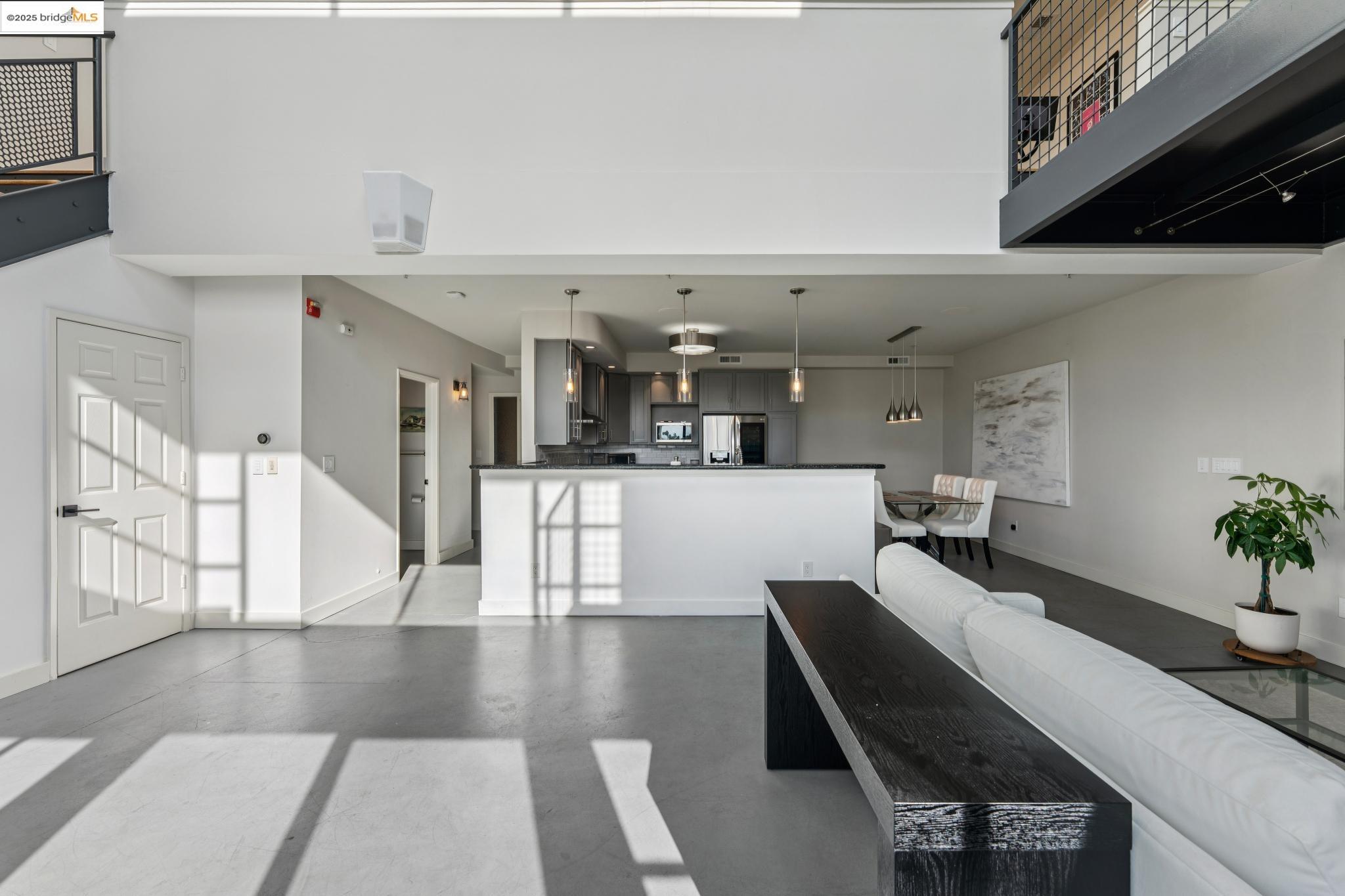 Detail Gallery Image 10 of 59 For 850 W Grand Ave #17,  Oakland,  CA 94607 - 1 Beds | 2 Baths