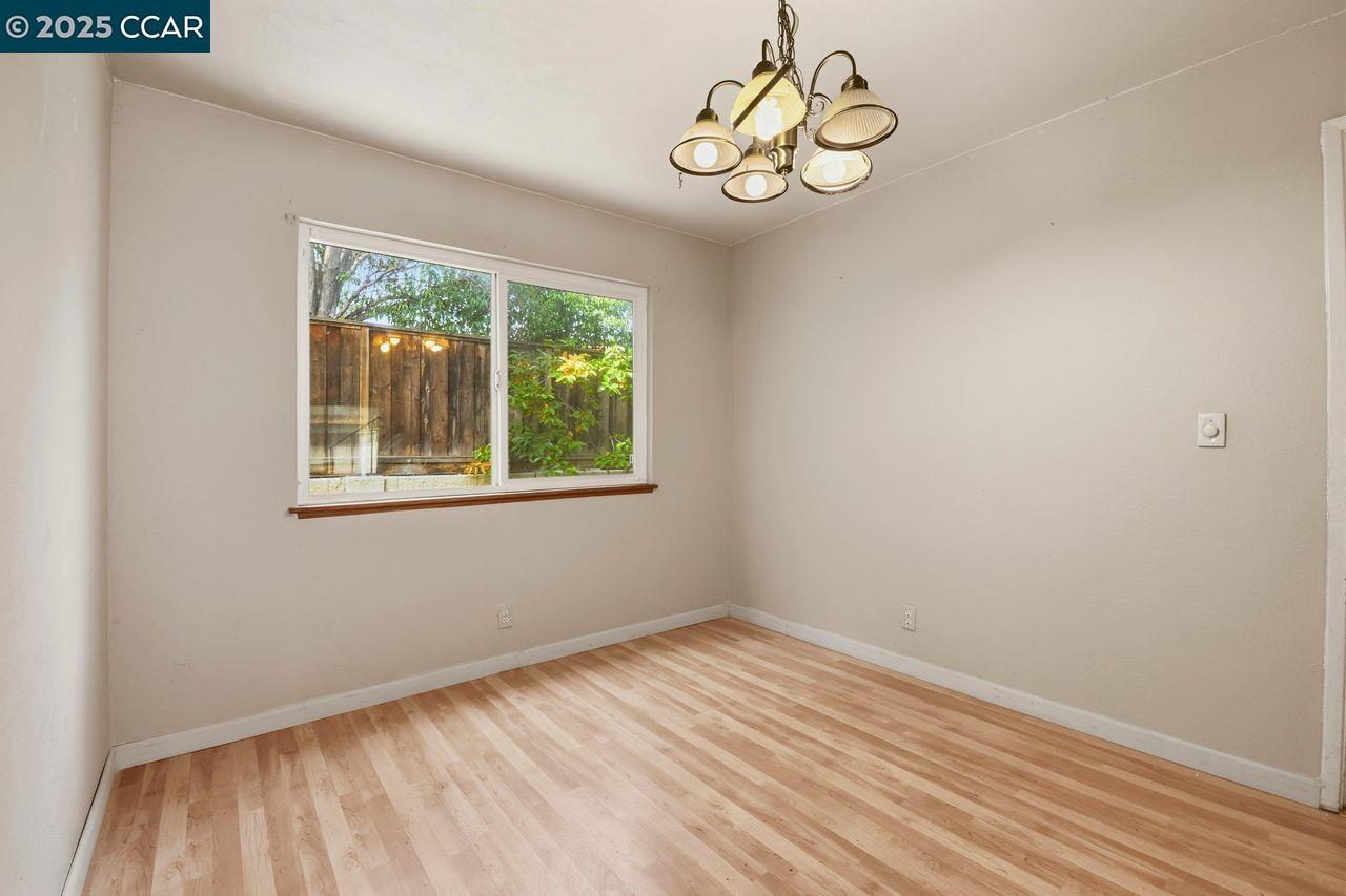 Detail Gallery Image 11 of 34 For 1135 Corrie Ln, Walnut Creek,  CA 94597-1804 - 4 Beds | 2/1 Baths