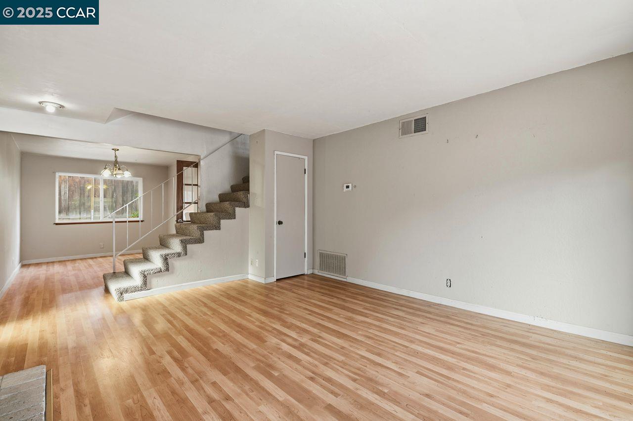 Detail Gallery Image 4 of 34 For 1135 Corrie Ln, Walnut Creek,  CA 94597-1804 - 4 Beds | 2/1 Baths