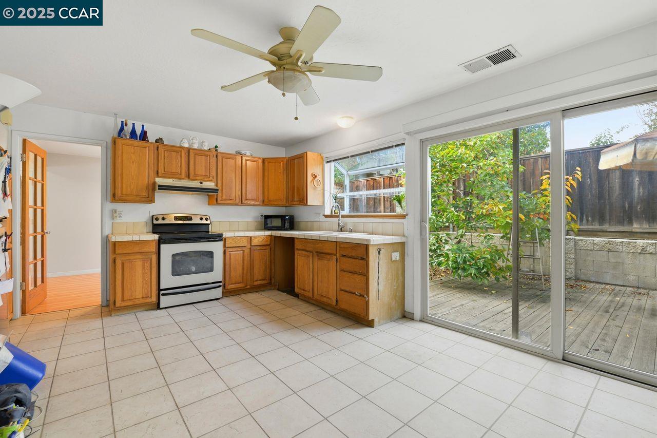 Detail Gallery Image 7 of 34 For 1135 Corrie Ln, Walnut Creek,  CA 94597-1804 - 4 Beds | 2/1 Baths