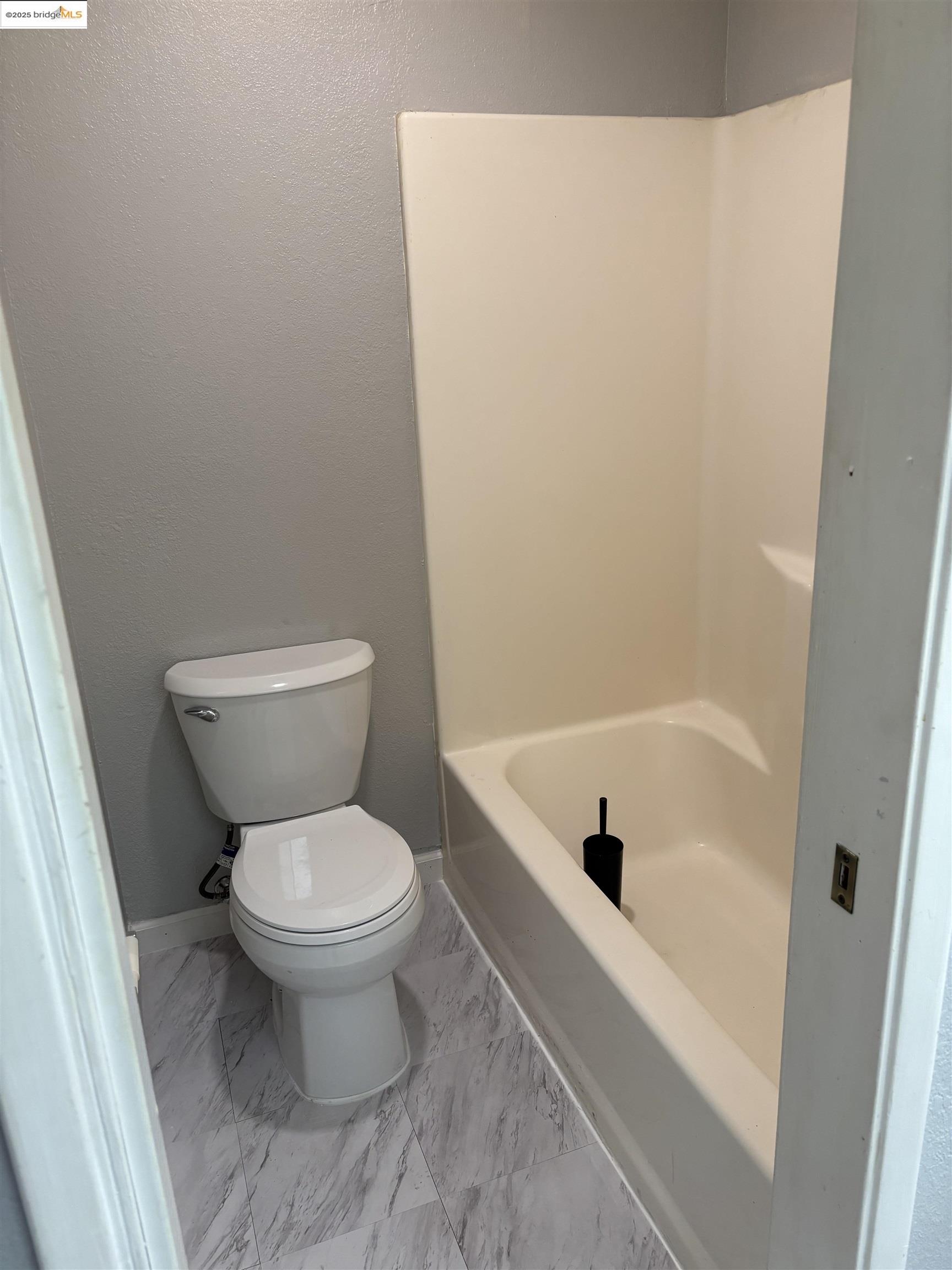 Detail Gallery Image 9 of 18 For 388 Mill Rd, Martinez,  CA 94553 - 2 Beds | 2 Baths