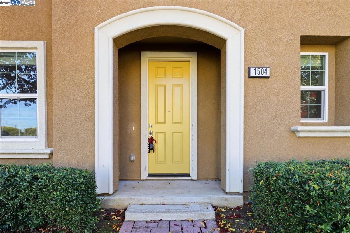 Detail Gallery Image 2 of 60 For 1504 Middle Ln, Hayward,  CA 94545 - 3 Beds | 2/1 Baths