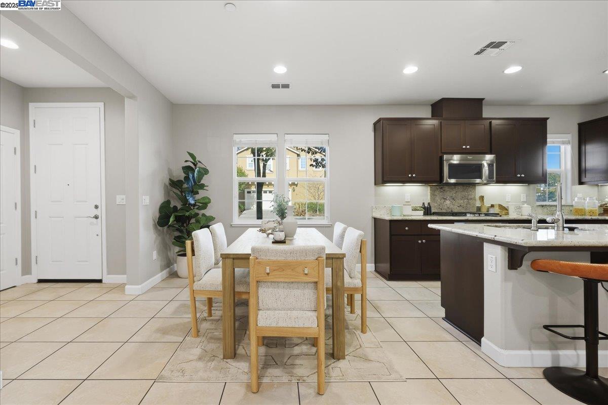 Detail Gallery Image 13 of 60 For 1504 Middle Ln, Hayward,  CA 94545 - 3 Beds | 2/1 Baths