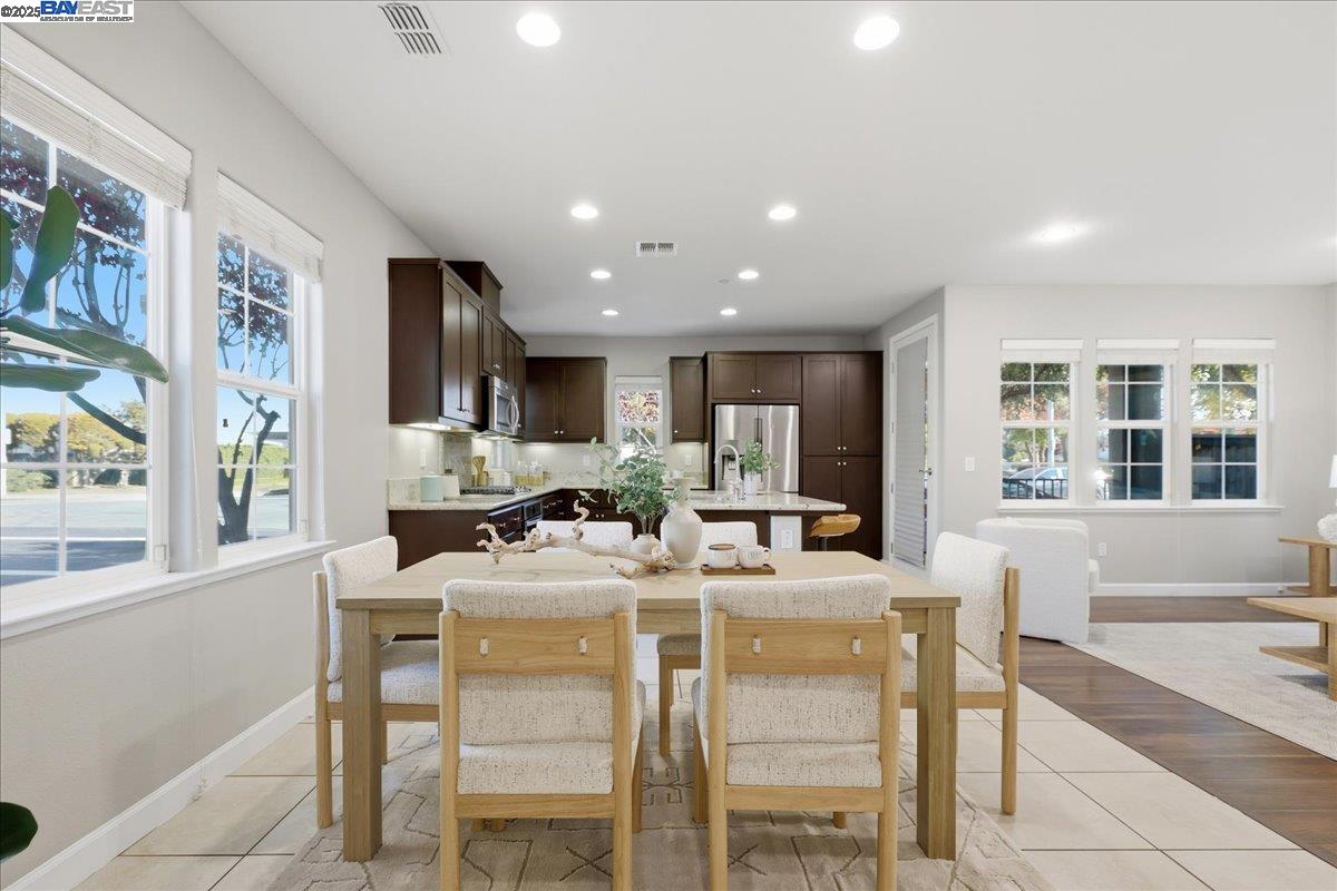 Detail Gallery Image 14 of 60 For 1504 Middle Ln, Hayward,  CA 94545 - 3 Beds | 2/1 Baths