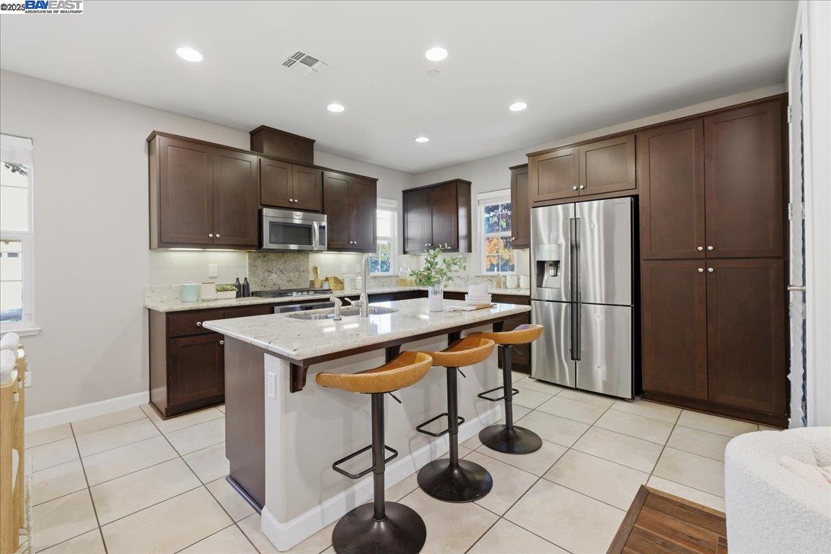 Detail Gallery Image 15 of 60 For 1504 Middle Ln, Hayward,  CA 94545 - 3 Beds | 2/1 Baths