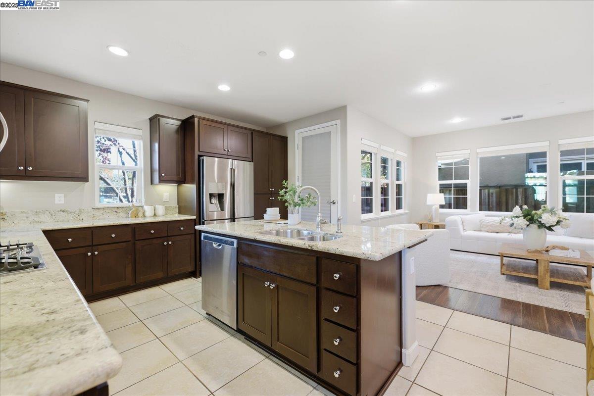 Detail Gallery Image 16 of 60 For 1504 Middle Ln, Hayward,  CA 94545 - 3 Beds | 2/1 Baths