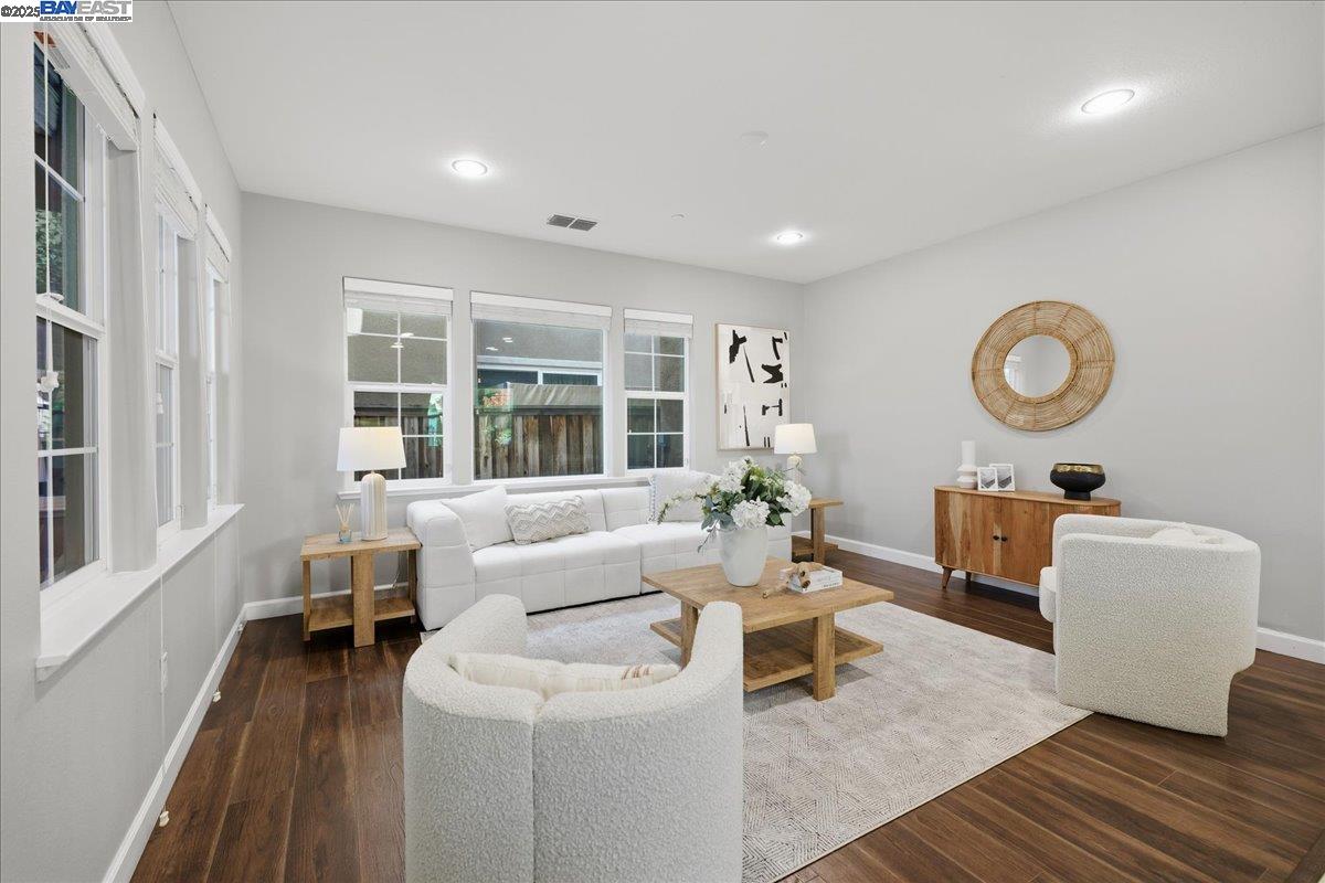 Detail Gallery Image 4 of 60 For 1504 Middle Ln, Hayward,  CA 94545 - 3 Beds | 2/1 Baths