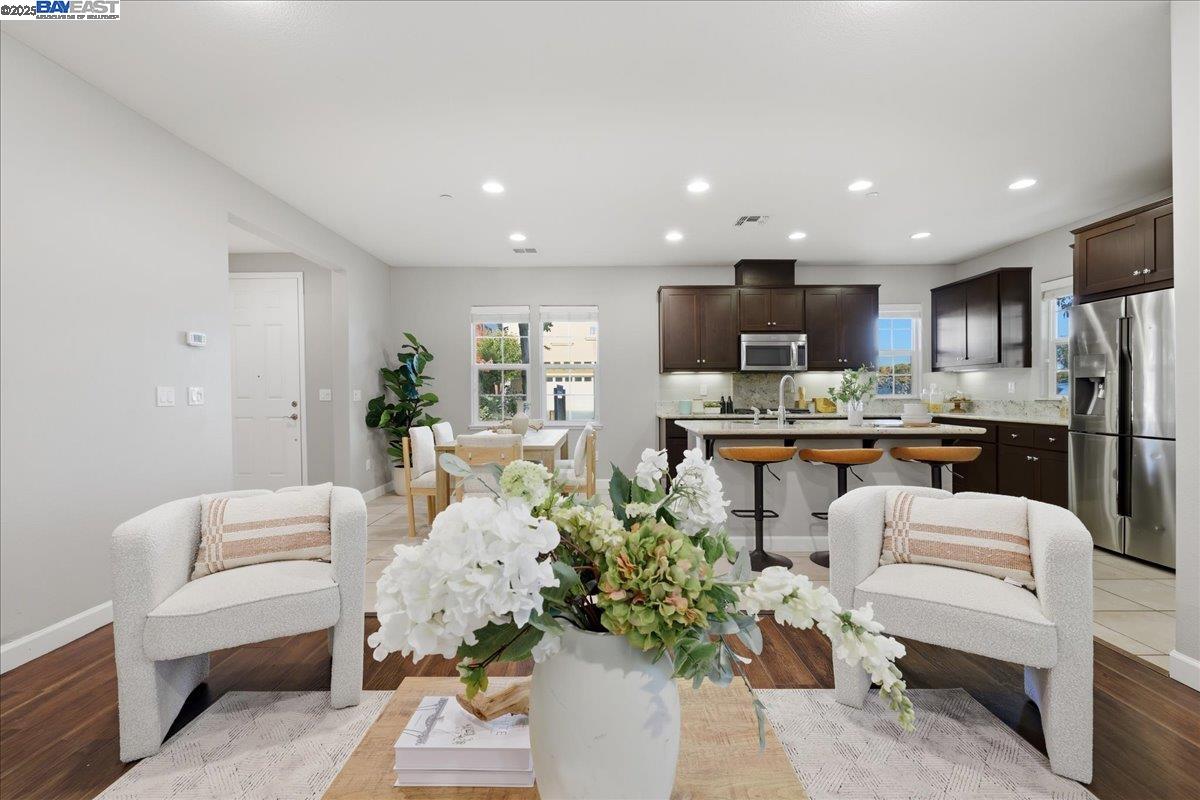 Detail Gallery Image 8 of 60 For 1504 Middle Ln, Hayward,  CA 94545 - 3 Beds | 2/1 Baths