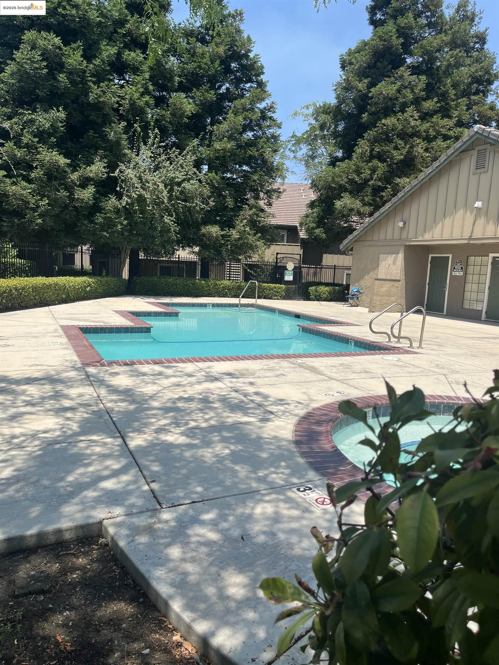 Detail Gallery Image 2 of 9 For 2207 Lakeview Cir, Pittsburg,  CA 94565 - 2 Beds | 1 Baths