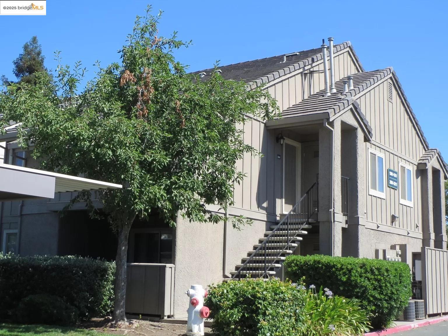 Detail Gallery Image 3 of 9 For 2207 Lakeview Cir, Pittsburg,  CA 94565 - 2 Beds | 1 Baths