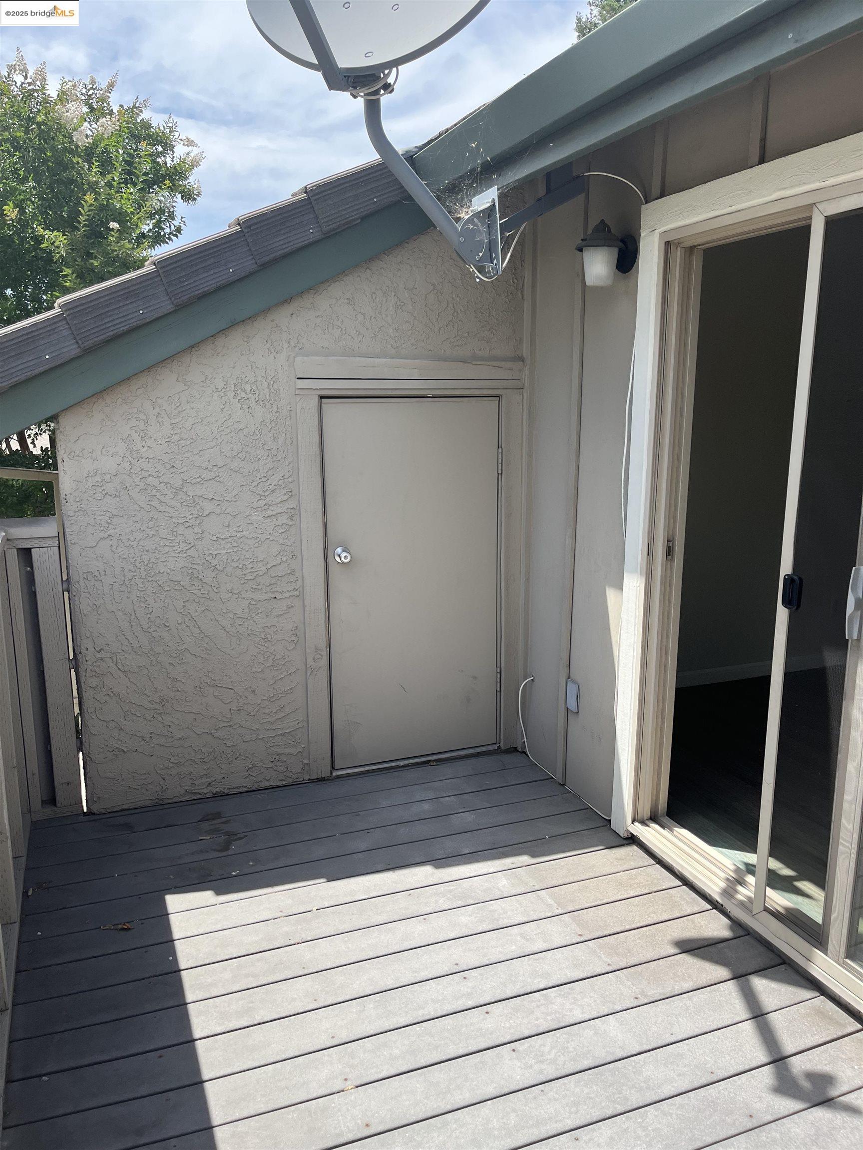 Detail Gallery Image 4 of 9 For 2207 Lakeview Cir, Pittsburg,  CA 94565 - 2 Beds | 1 Baths