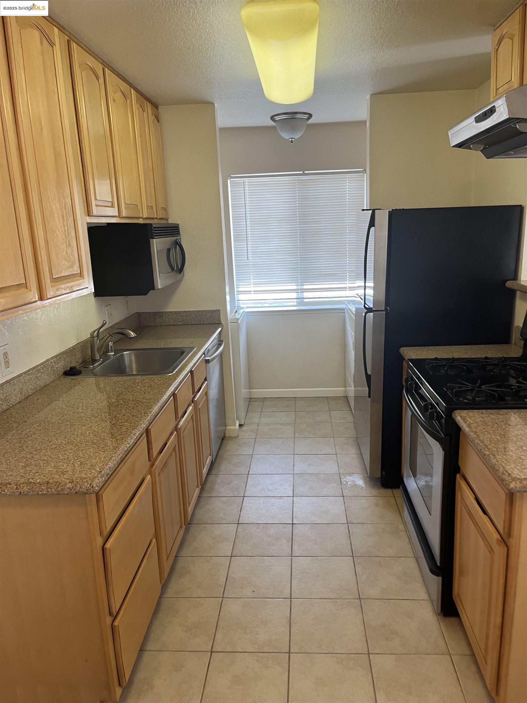 Detail Gallery Image 5 of 9 For 2207 Lakeview Cir, Pittsburg,  CA 94565 - 2 Beds | 1 Baths