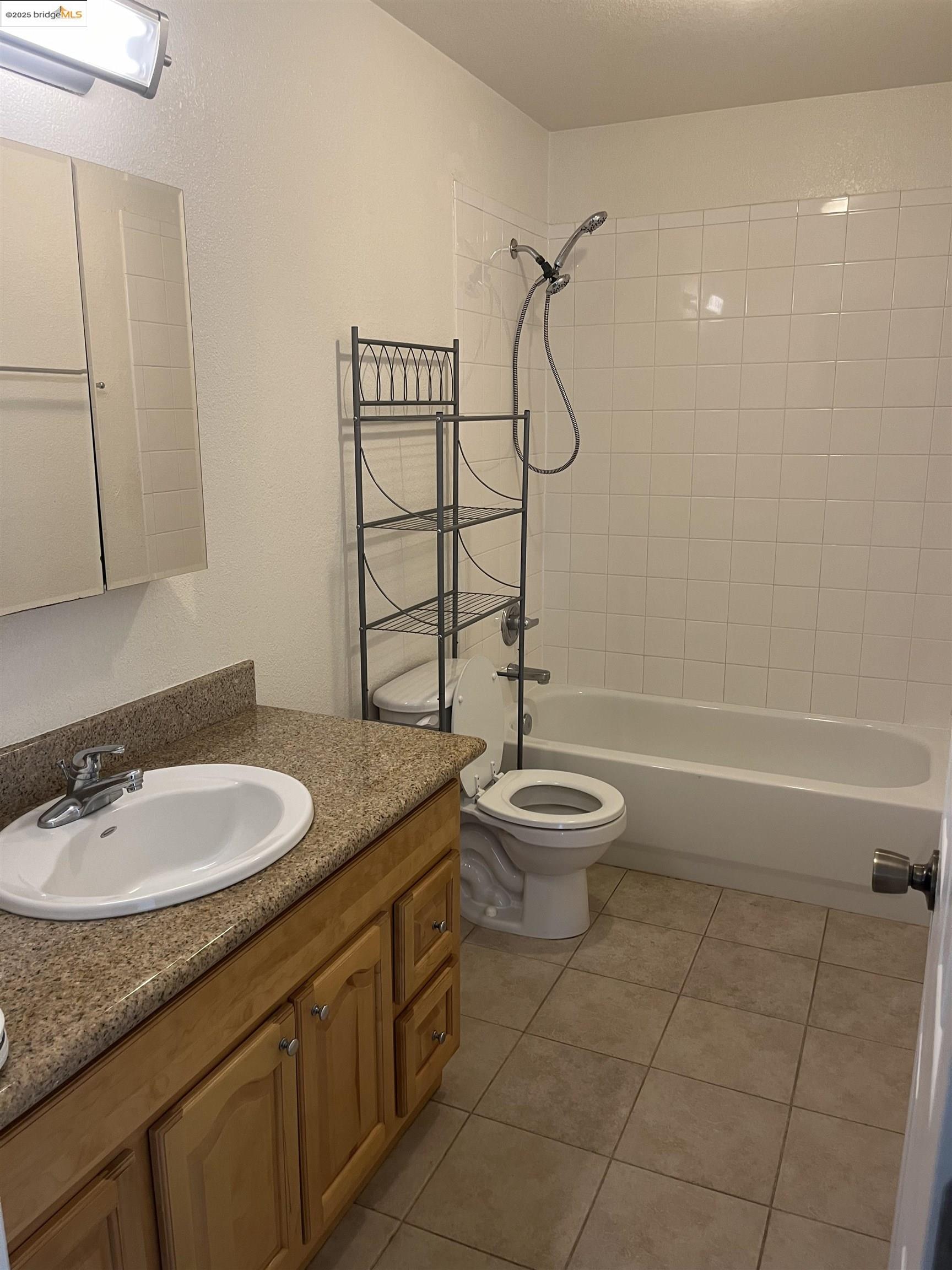 Detail Gallery Image 8 of 9 For 2207 Lakeview Cir, Pittsburg,  CA 94565 - 2 Beds | 1 Baths