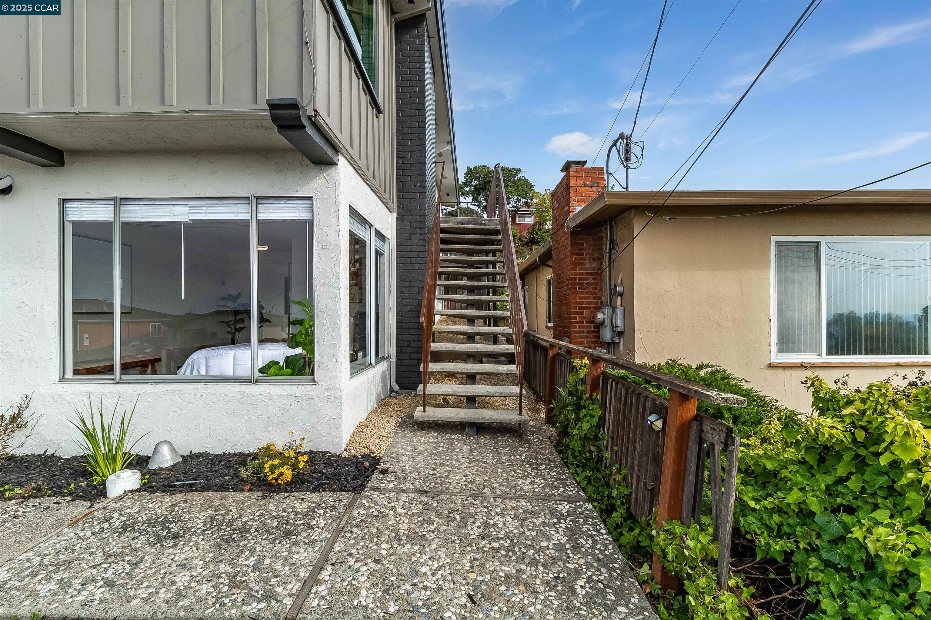 Detail Gallery Image 6 of 58 For 5949 Arlington Blvd, Richmond,  CA 94805 - 4 Beds | 3 Baths