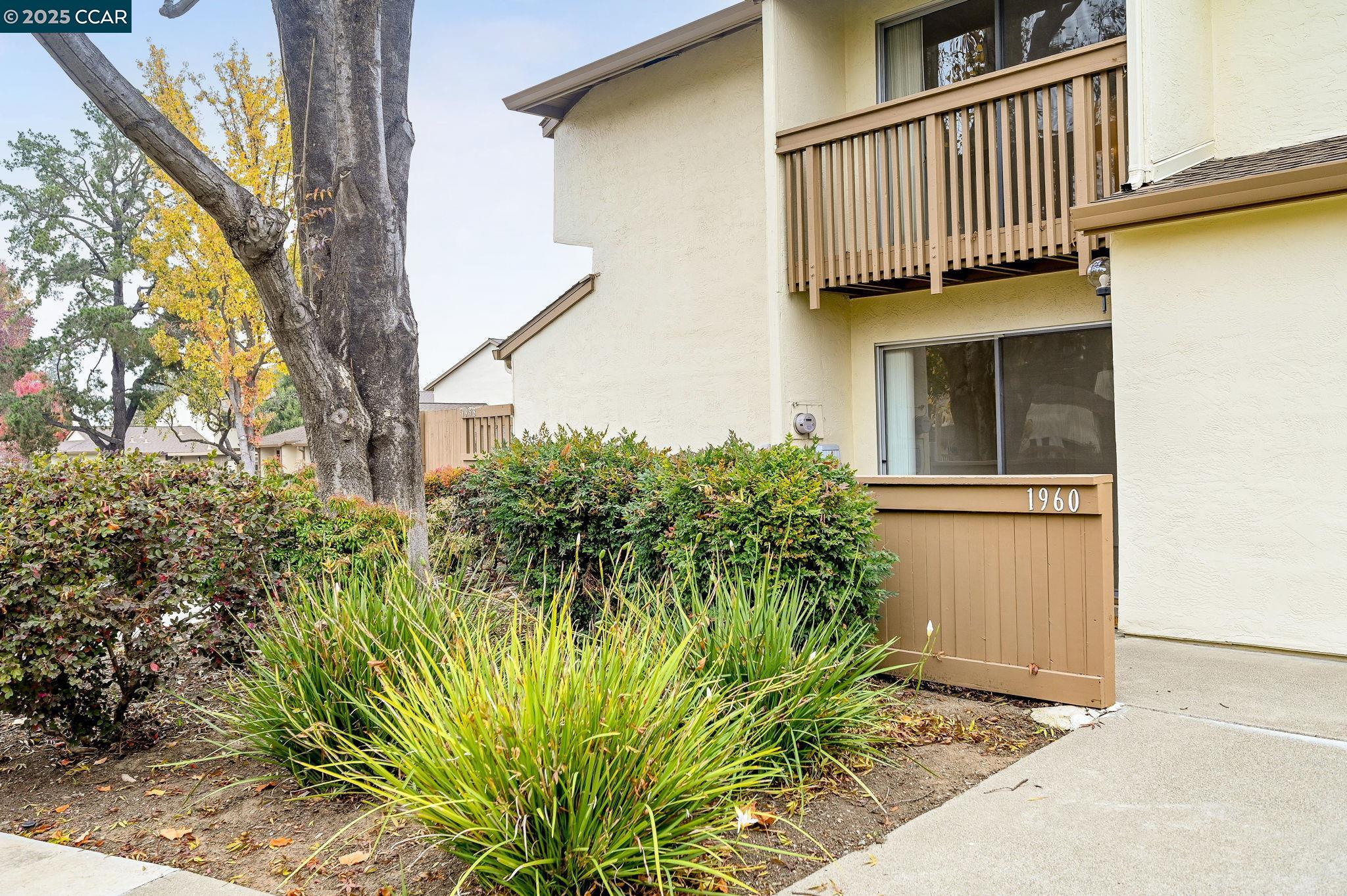 Detail Gallery Image 2 of 35 For 1960 Pomar Way, Walnut Creek,  CA 94598 - 2 Beds | 2/1 Baths