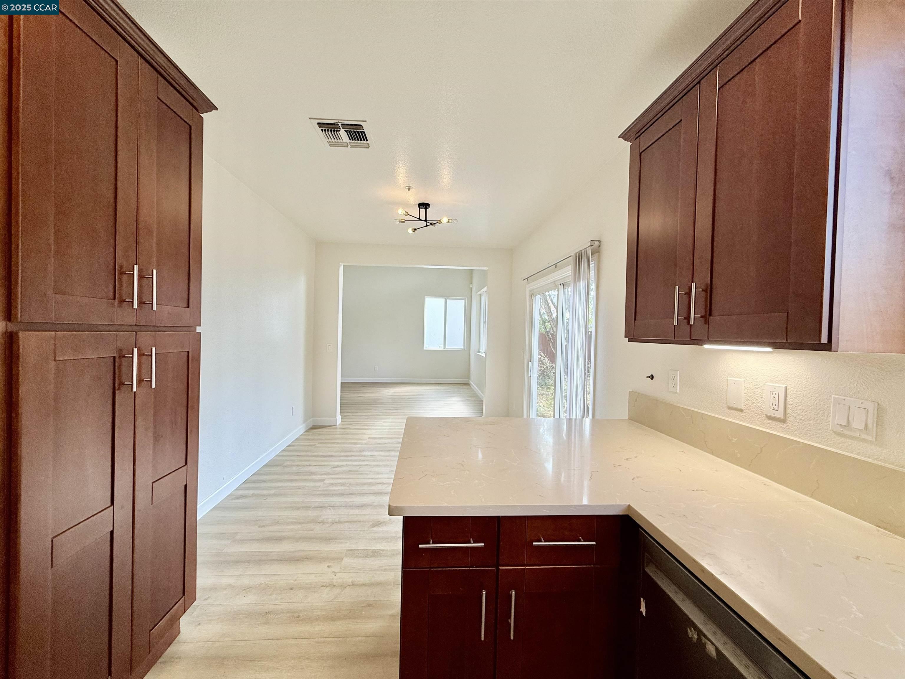 Detail Gallery Image 4 of 21 For 815 Spring Mountain Ln, American Canyon,  CA 94503 - 3 Beds | 2/1 Baths